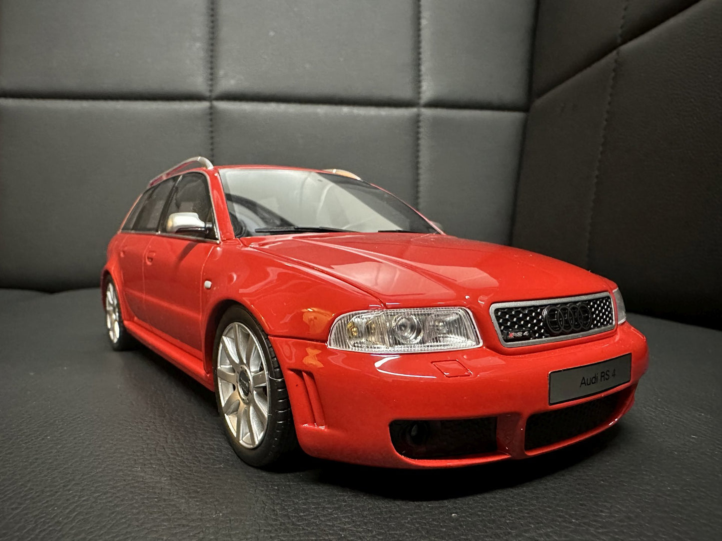 Audi RS4 B5 Kombi red Limitiert 860/2000 1:18 OTTO OT1026 Ауди РС4 червен Комби Лимитирана