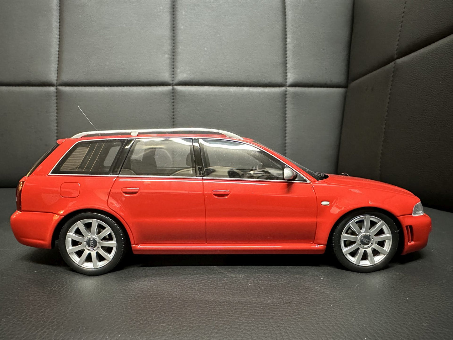 Audi RS4 B5 Kombi red Limitiert 860/2000 1:18 OTTO OT1026 Ауди РС4 червен Комби Лимитирана