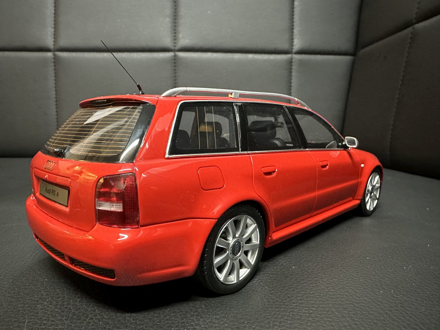 Audi RS4 B5 Kombi red Limitiert 860/2000 1:18 OTTO OT1026 Ауди РС4 червен Комби Лимитирана