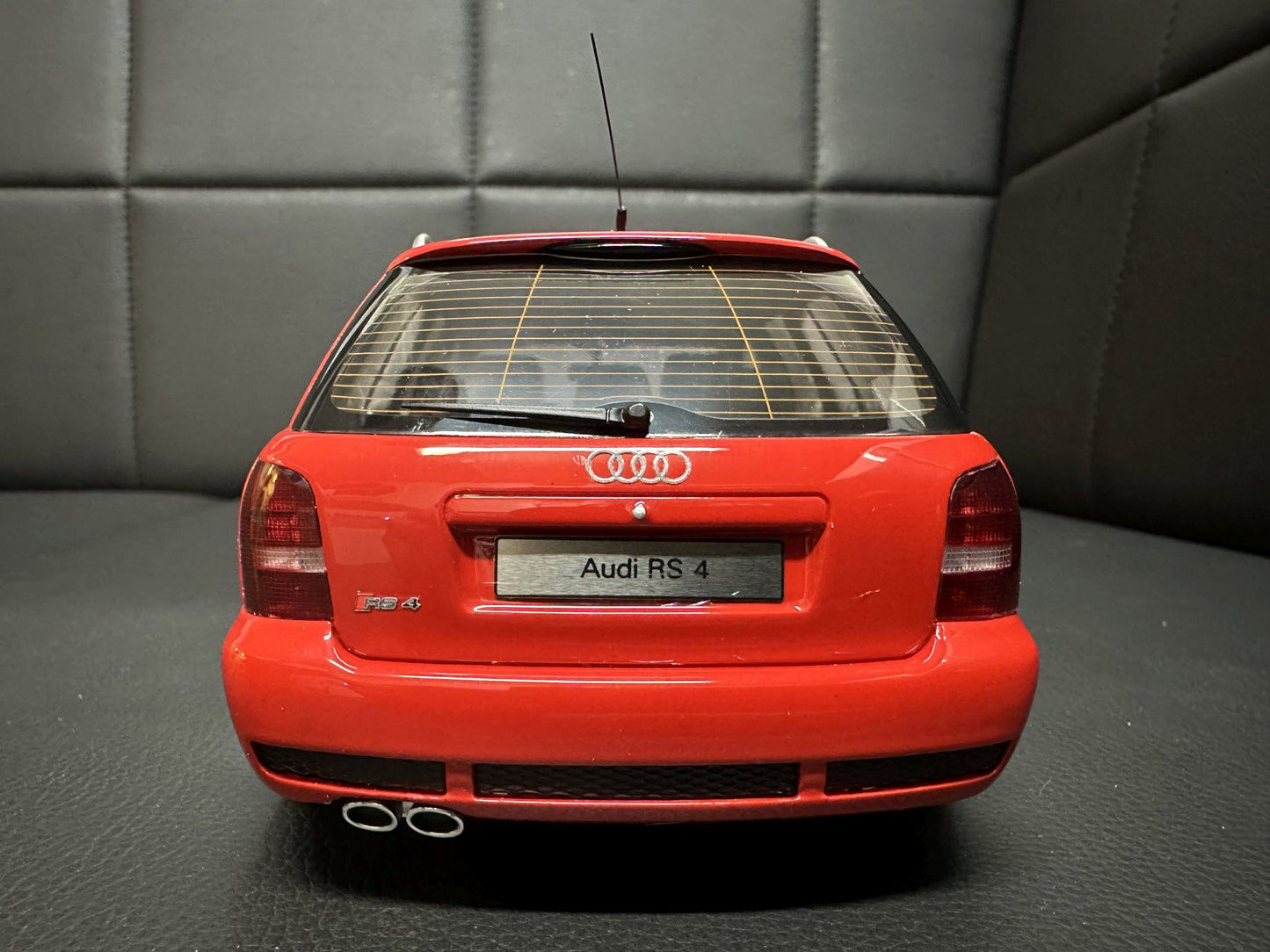 Audi RS4 B5 Kombi red Limitiert 860/2000 1:18 OTTO OT1026 Ауди РС4 червен Комби Лимитирана