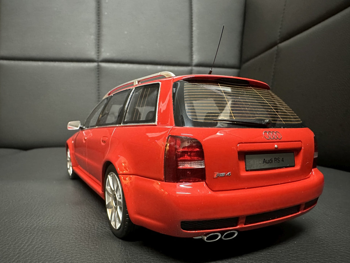 Audi RS4 B5 Kombi red Limitiert 860/2000 1:18 OTTO OT1026 Ауди РС4 червен Комби Лимитирана