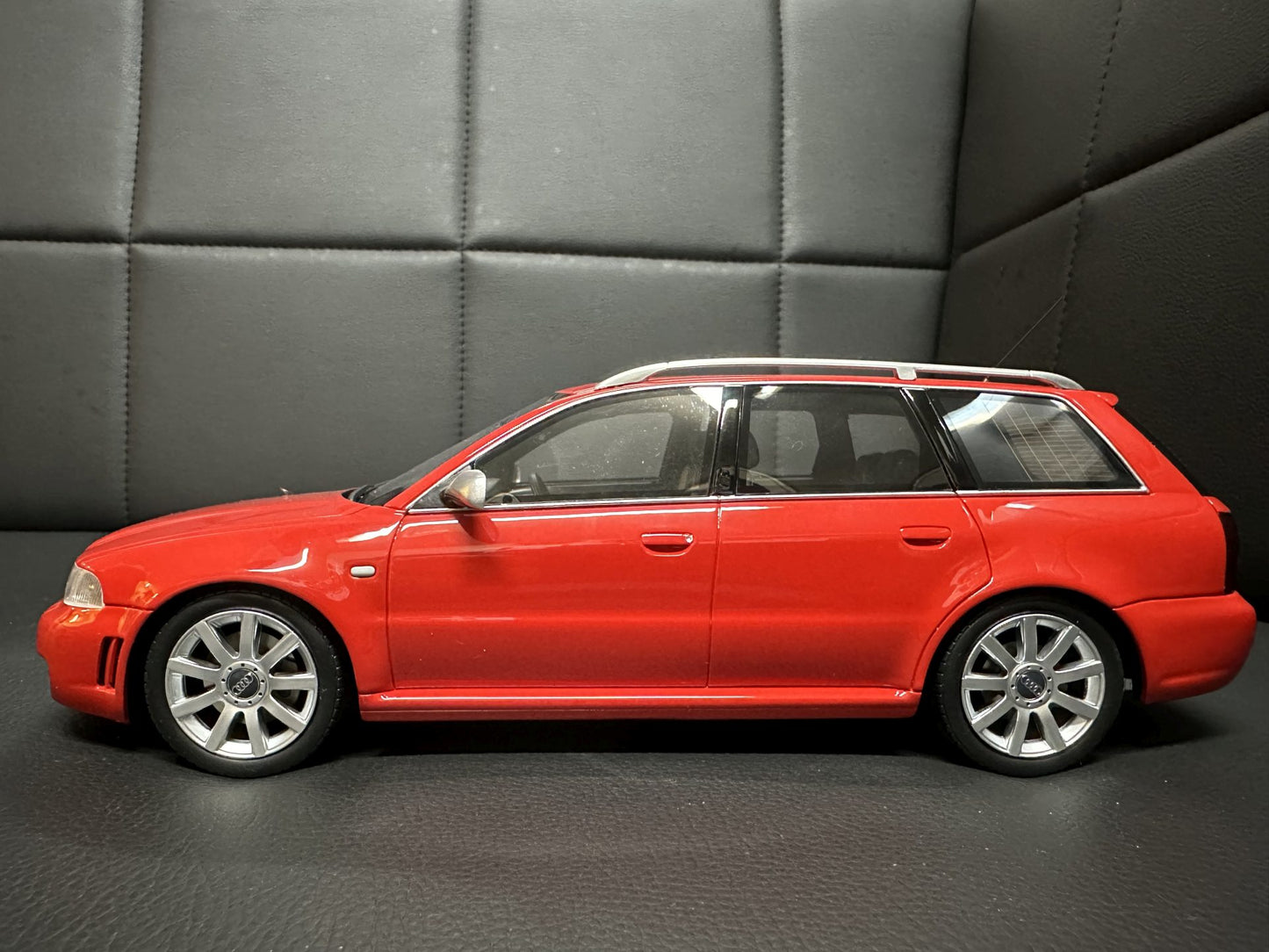Audi RS4 B5 Kombi red Limitiert 860/2000 1:18 OTTO OT1026 Ауди РС4 червен Комби Лимитирана