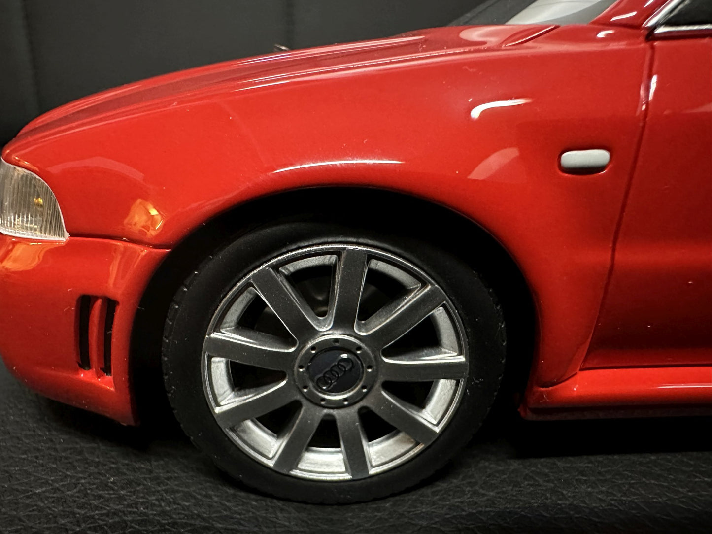 Audi RS4 B5 Kombi red Limitiert 860/2000 1:18 OTTO OT1026 Ауди РС4 червен Комби Лимитирана