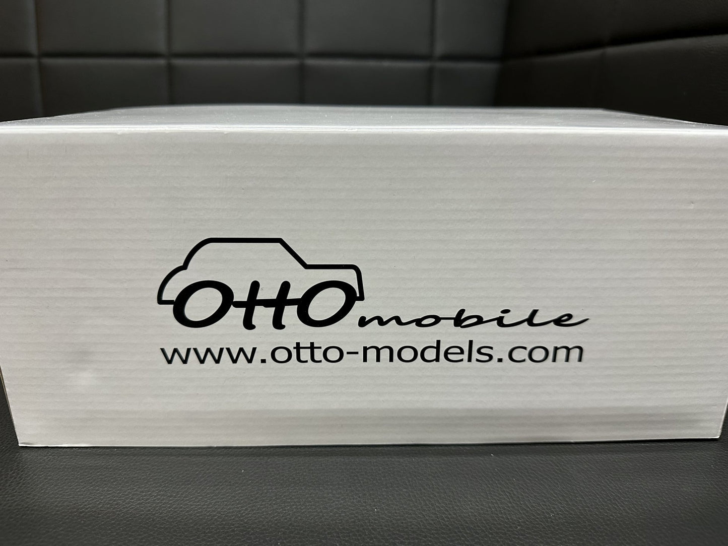 Audi RS4 B5 Kombi red Limitiert 860/2000 1:18 OTTO OT1026 Ауди РС4 червен Комби Лимитирана