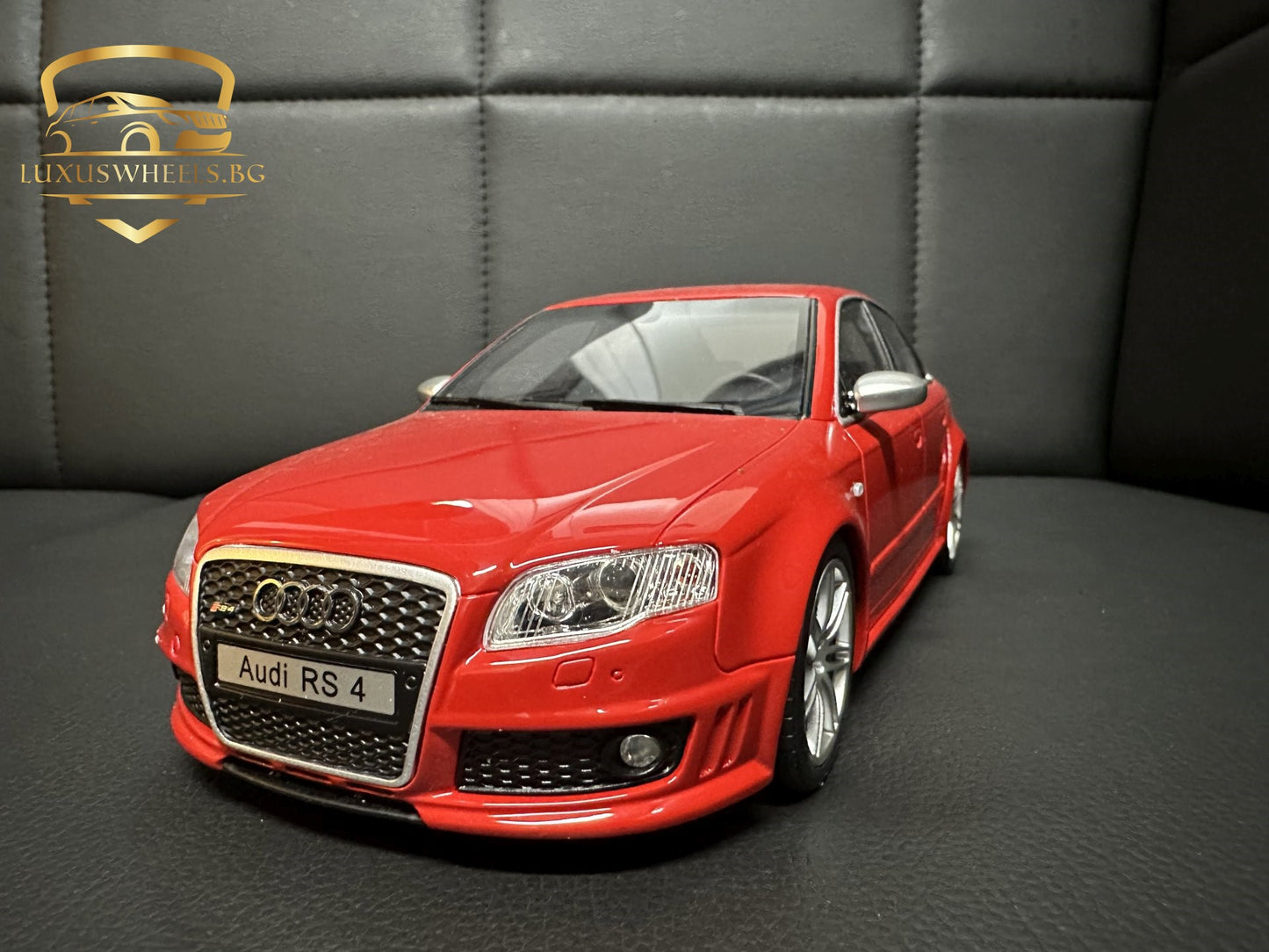 Audi RS4 B7 Limousine red Limitiert 1419/2500 1:18 OTTO OT400 Ауди РС4 червен седан Лимитирана
