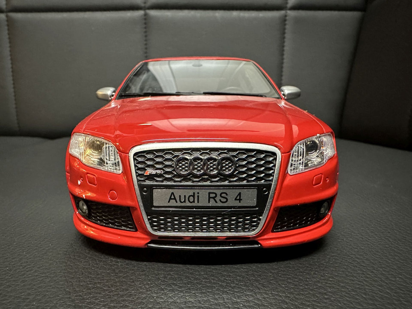 Audi RS4 B7 Limousine red Limitiert 1419/2500 1:18 OTTO OT400 Ауди РС4 червен седан Лимитирана