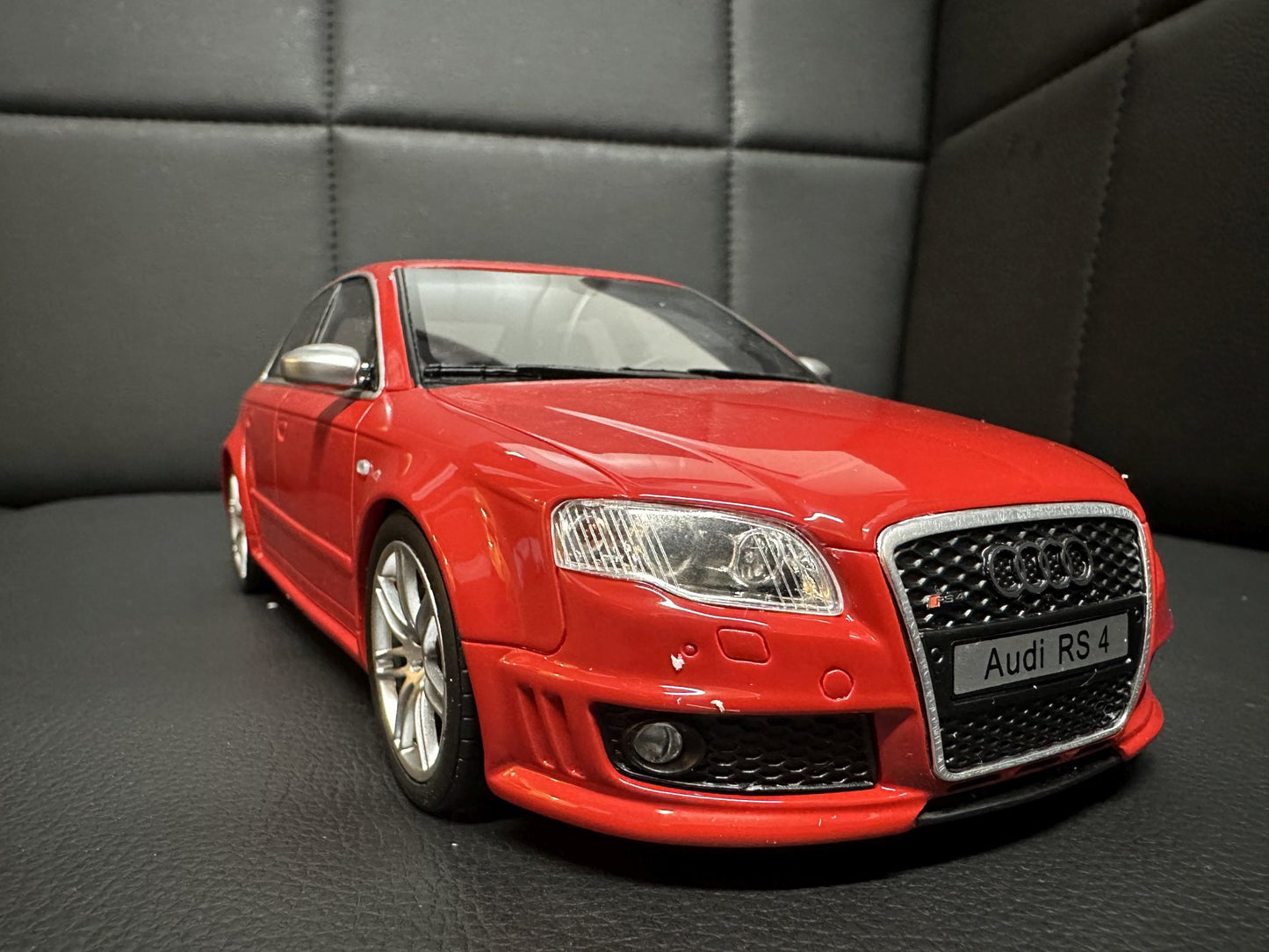 Audi RS4 B7 Limousine red Limitiert 1419/2500 1:18 OTTO OT400 Ауди РС4 червен седан Лимитирана