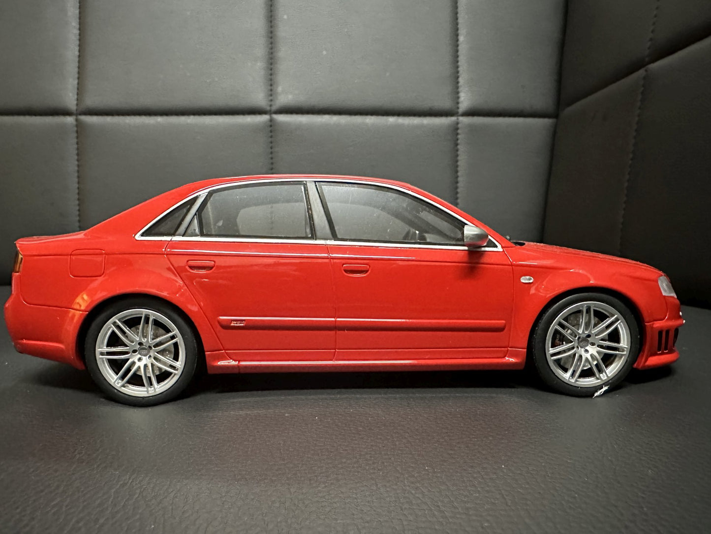 Audi RS4 B7 Limousine red Limitiert 1419/2500 1:18 OTTO OT400 Ауди РС4 червен седан Лимитирана