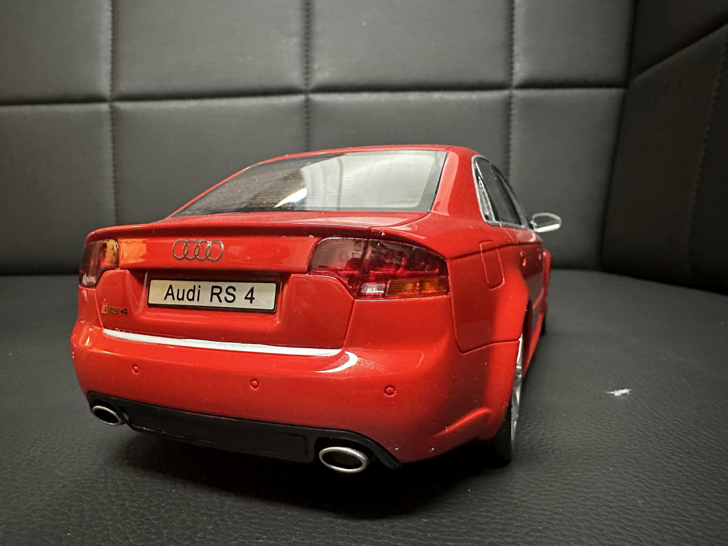 Audi RS4 B7 Limousine red Limitiert 1419/2500 1:18 OTTO OT400 Ауди РС4 червен седан Лимитирана