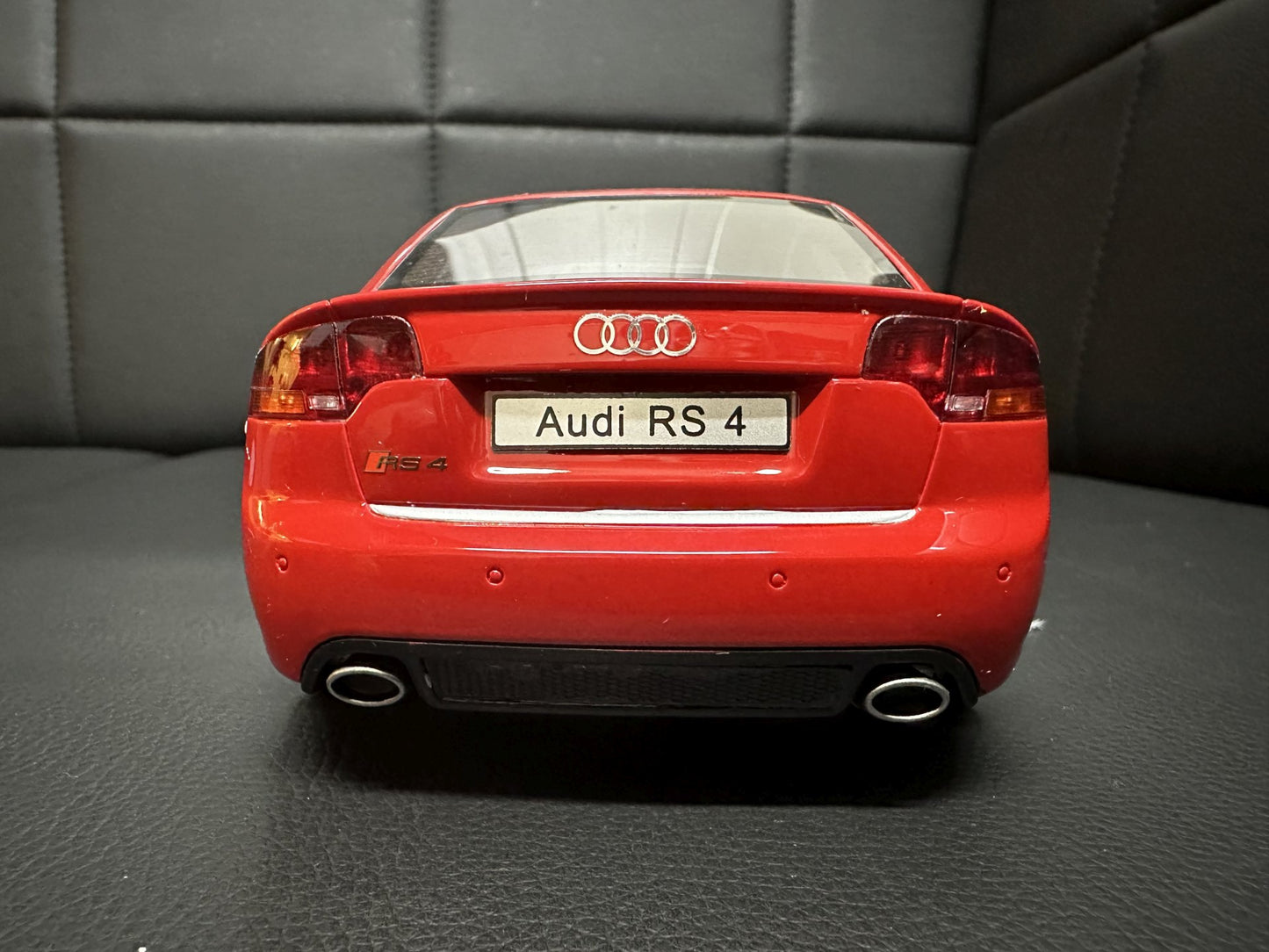Audi RS4 B7 Limousine red Limitiert 1419/2500 1:18 OTTO OT400 Ауди РС4 червен седан Лимитирана
