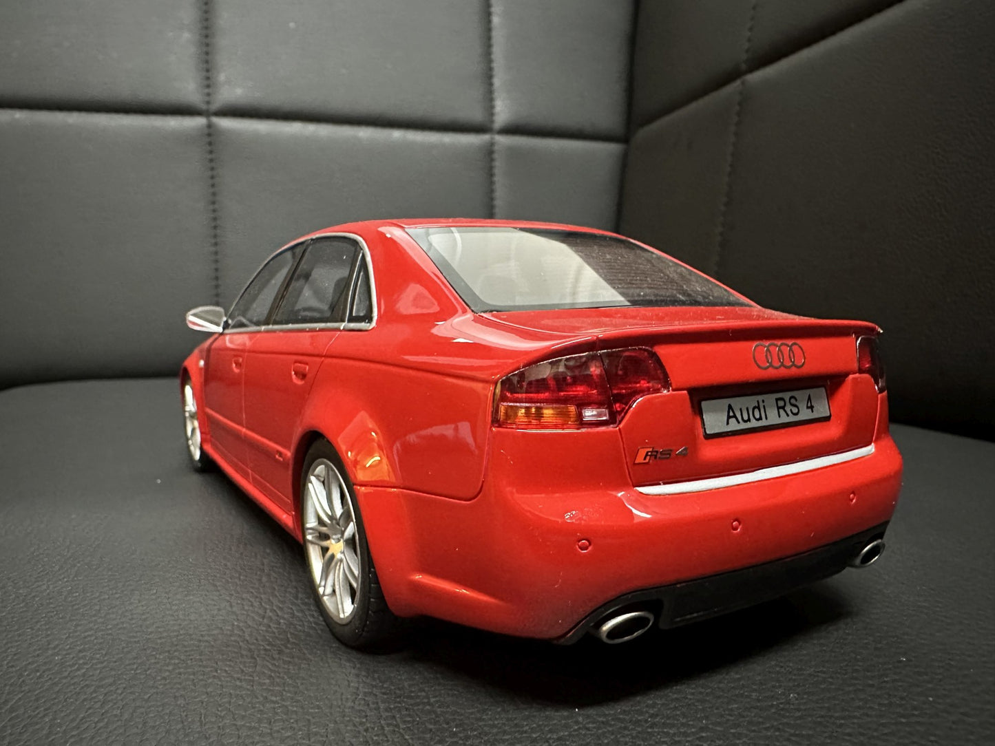 Audi RS4 B7 Limousine red Limitiert 1419/2500 1:18 OTTO OT400 Ауди РС4 червен седан Лимитирана