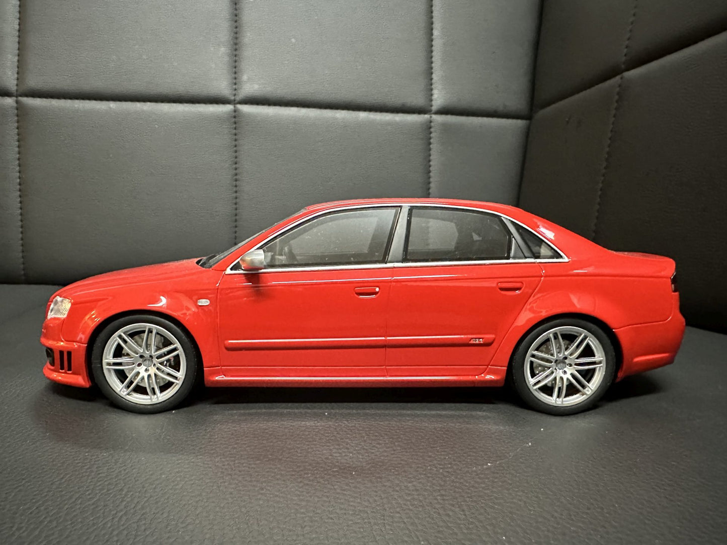 Audi RS4 B7 Limousine red Limitiert 1419/2500 1:18 OTTO OT400 Ауди РС4 червен седан Лимитирана