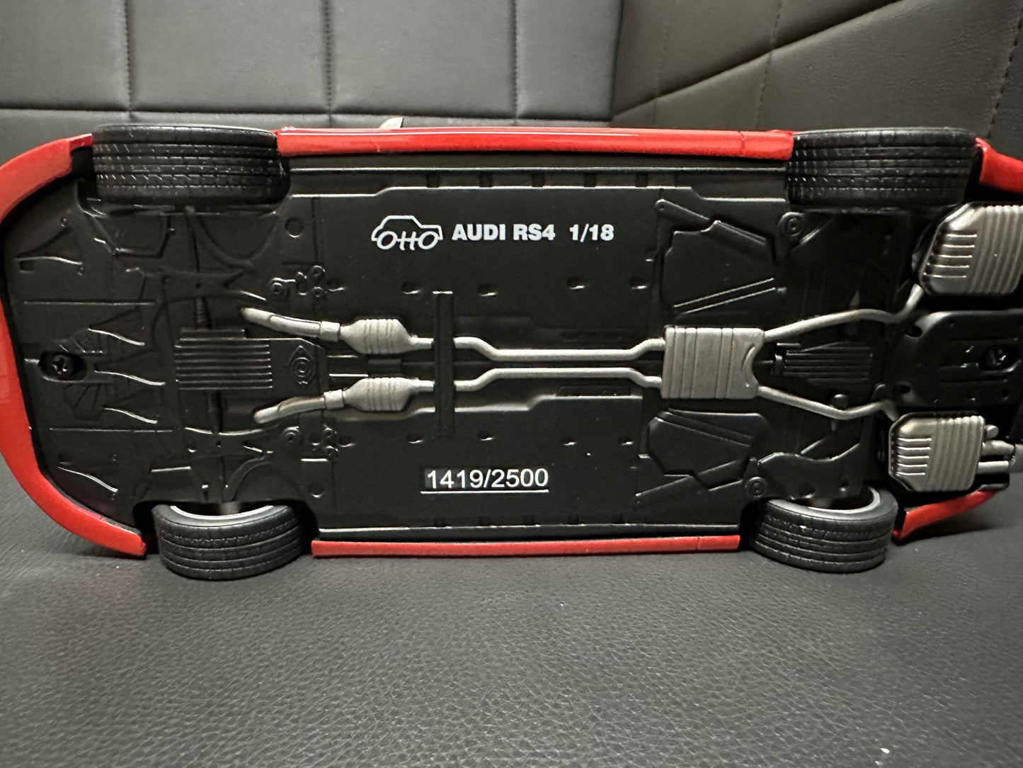 Audi RS4 B7 Limousine red Limitiert 1419/2500 1:18 OTTO OT400 Ауди РС4 червен седан Лимитирана