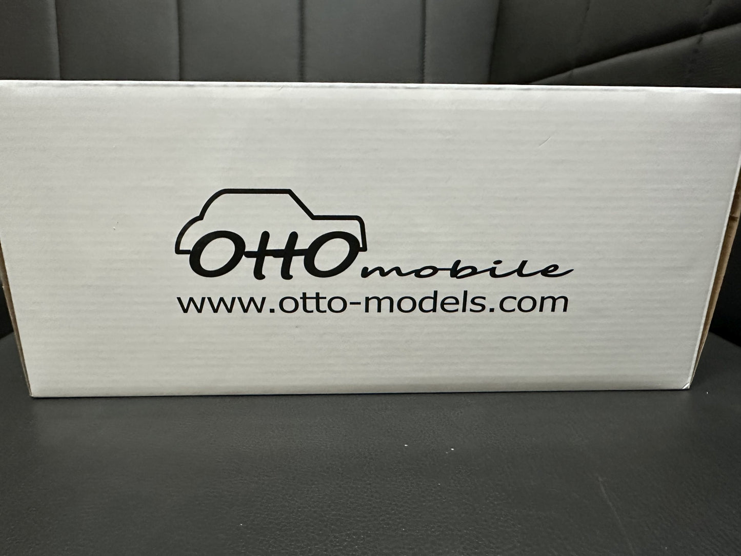 Audi RS4 B7 Limousine red Limitiert 1419/2500 1:18 OTTO OT400 Ауди РС4 червен седан Лимитирана