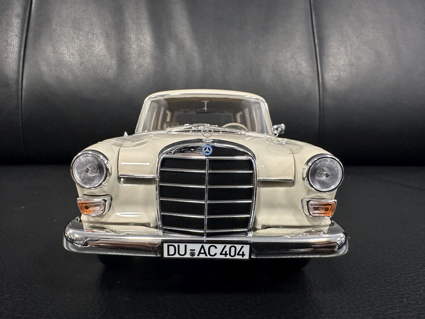 Mercedes Benz 200 Universal 1966 creme white 1:18 NOREV 183709 Мерцедес Бенц 200 1966 бял крем