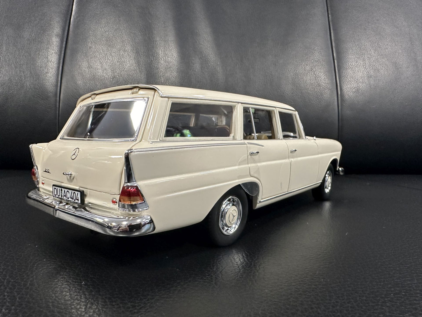 Mercedes Benz 200 Universal 1966 creme white 1:18 NOREV 183709 Мерцедес Бенц 200 1966 бял крем
