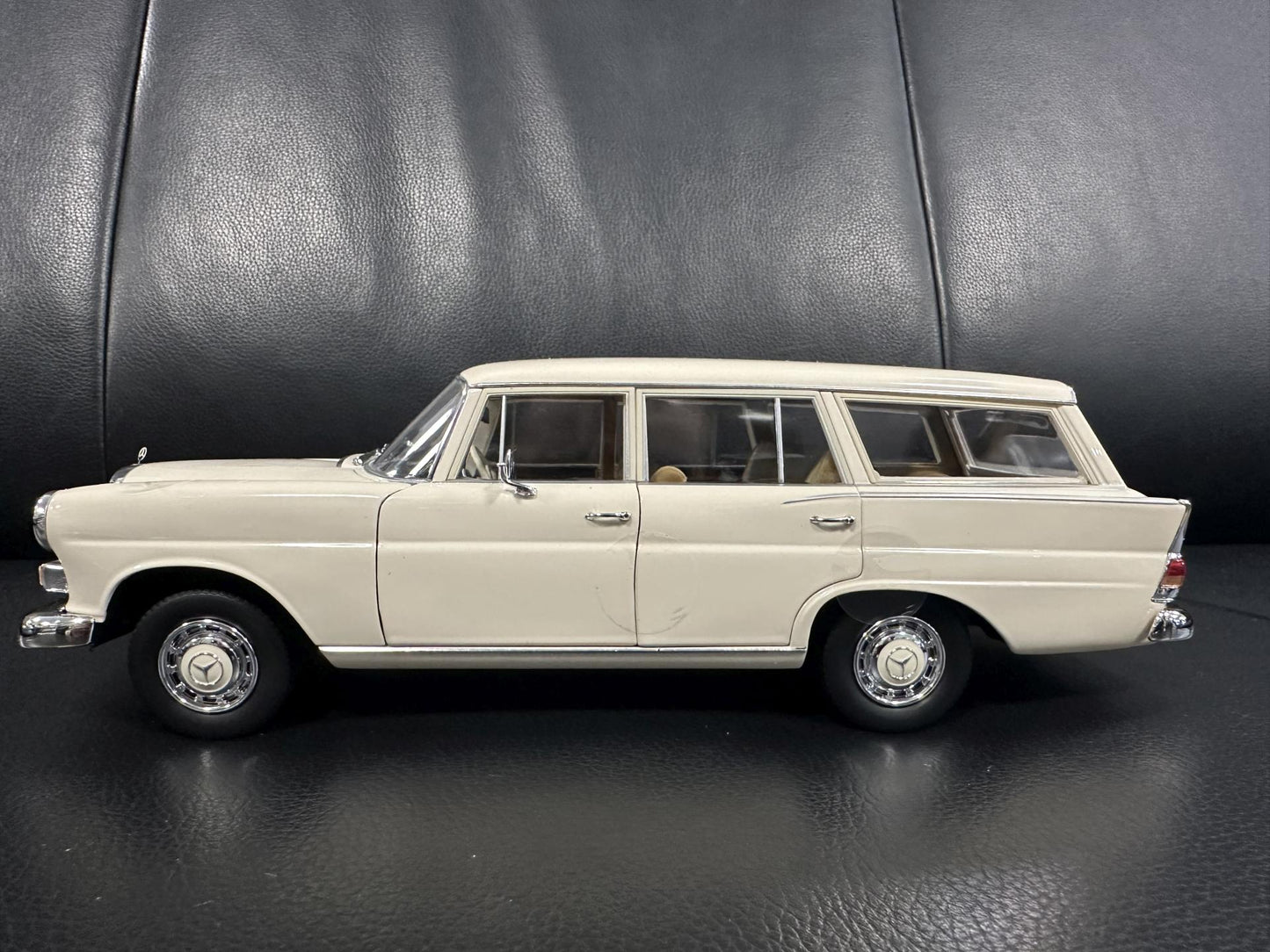 Mercedes Benz 200 Universal 1966 creme white 1:18 NOREV 183709 Мерцедес Бенц 200 1966 бял крем