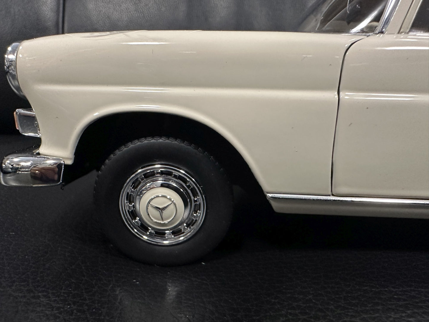 Mercedes Benz 200 Universal 1966 creme white 1:18 NOREV 183709 Мерцедес Бенц 200 1966 бял крем