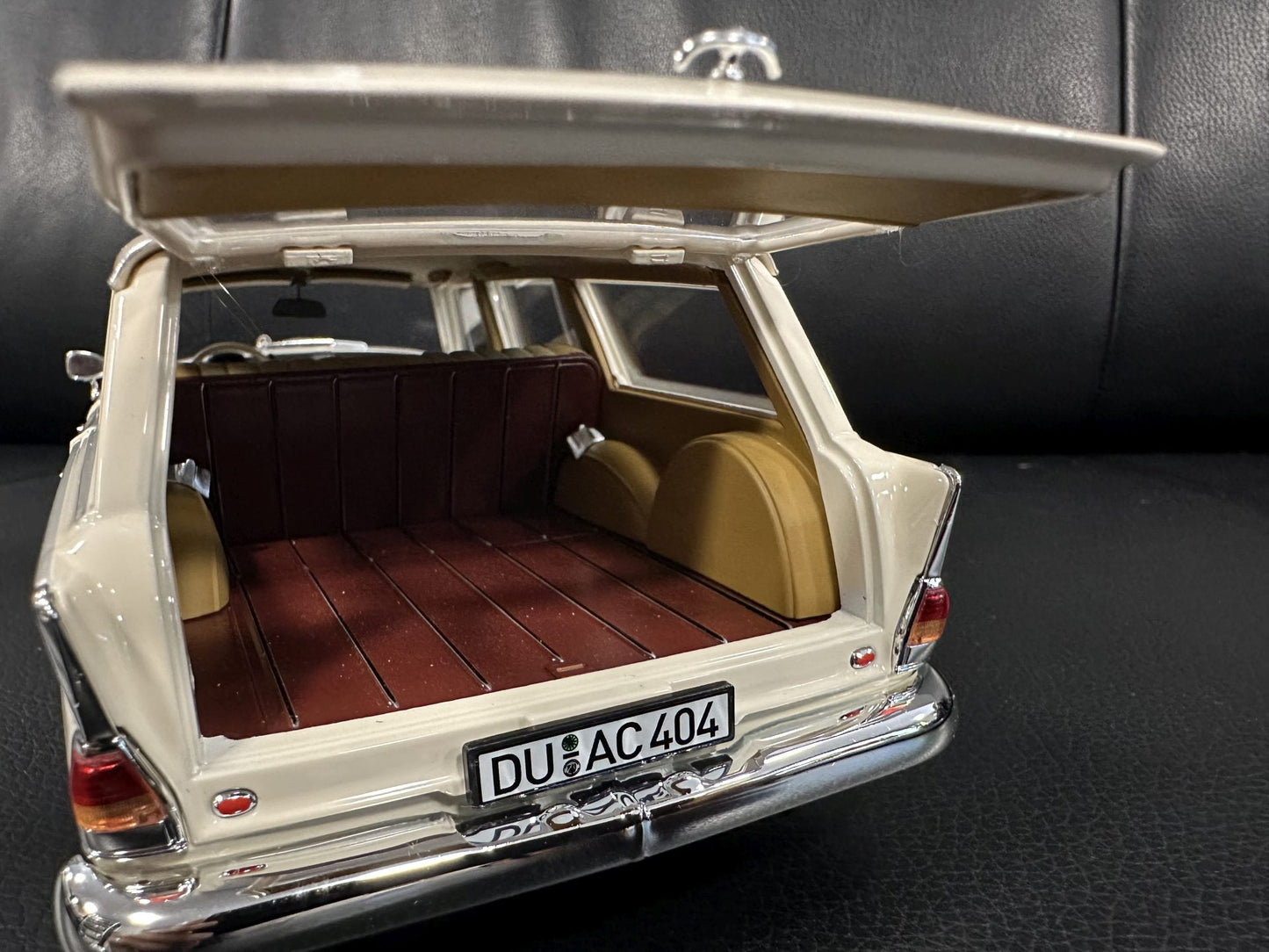 Mercedes Benz 200 Universal 1966 creme white 1:18 NOREV 183709 Мерцедес Бенц 200 1966 бял крем