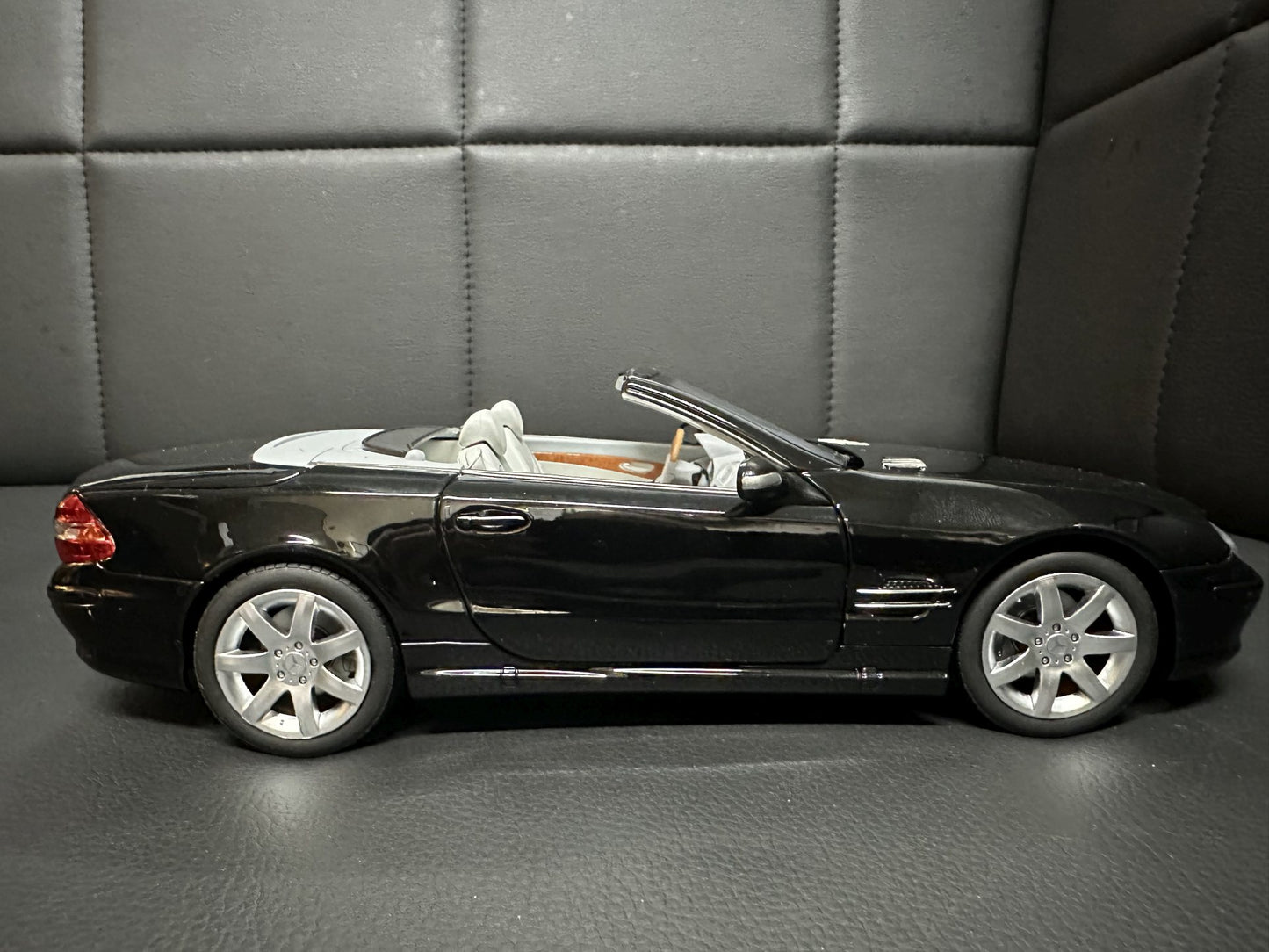 Mercedes Benz SL500 W230 2003 black 1:18 NOREV 183840 Мерцедес Бенц СЛ500 черен отваряем