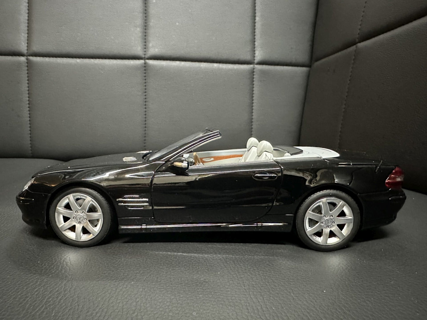 Mercedes Benz SL500 W230 2003 black 1:18 NOREV 183840 Мерцедес Бенц СЛ500 черен отваряем