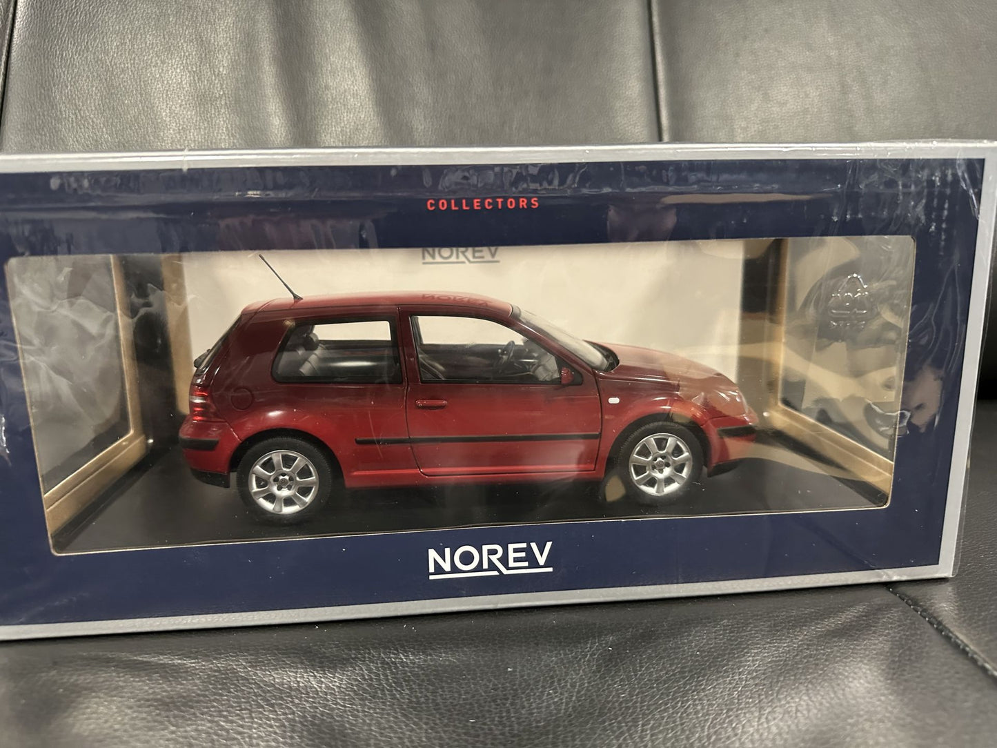 Volkswagen Golf 4 red 2002 1:18 NOREV 188573 Фолксваген Голф 4 червен