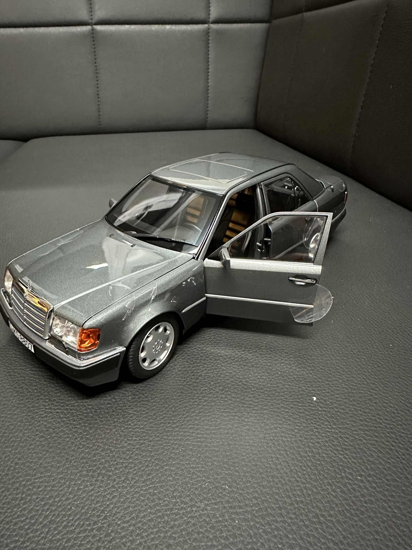Mercedes Benz 500E W124 grey 1:18 NOREV 183946 Мерцедес Бенц 500Е сив отваряем