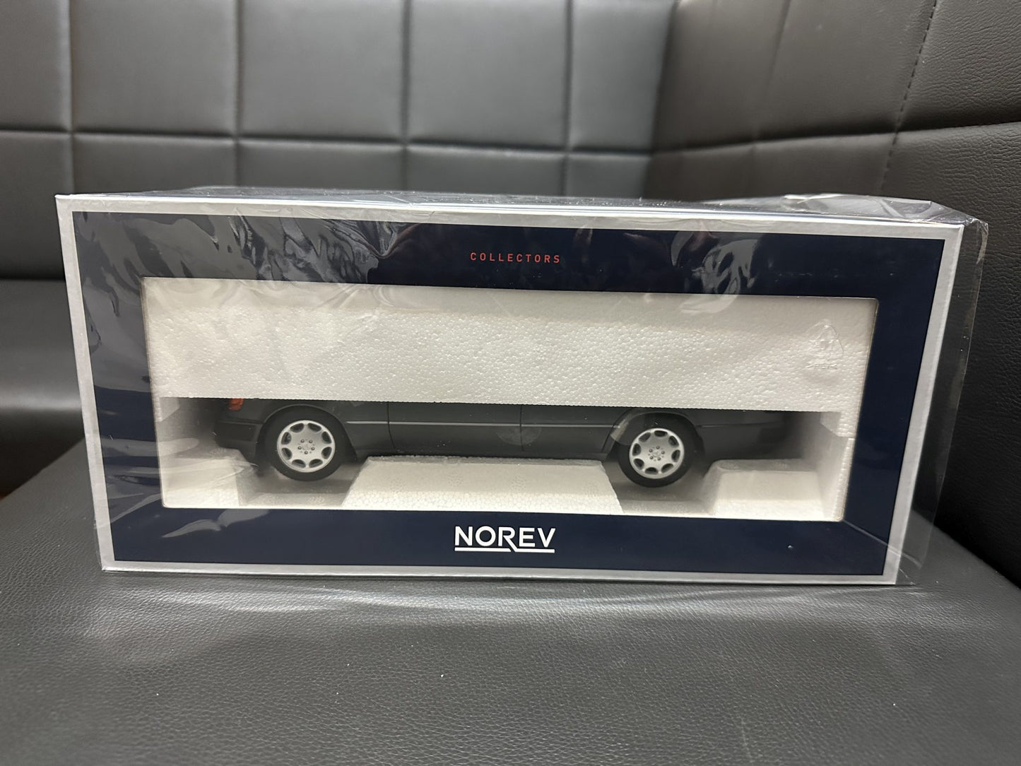 Mercedes Benz 500E W124 grey 1:18 NOREV 183946 Мерцедес Бенц 500Е сив отваряем