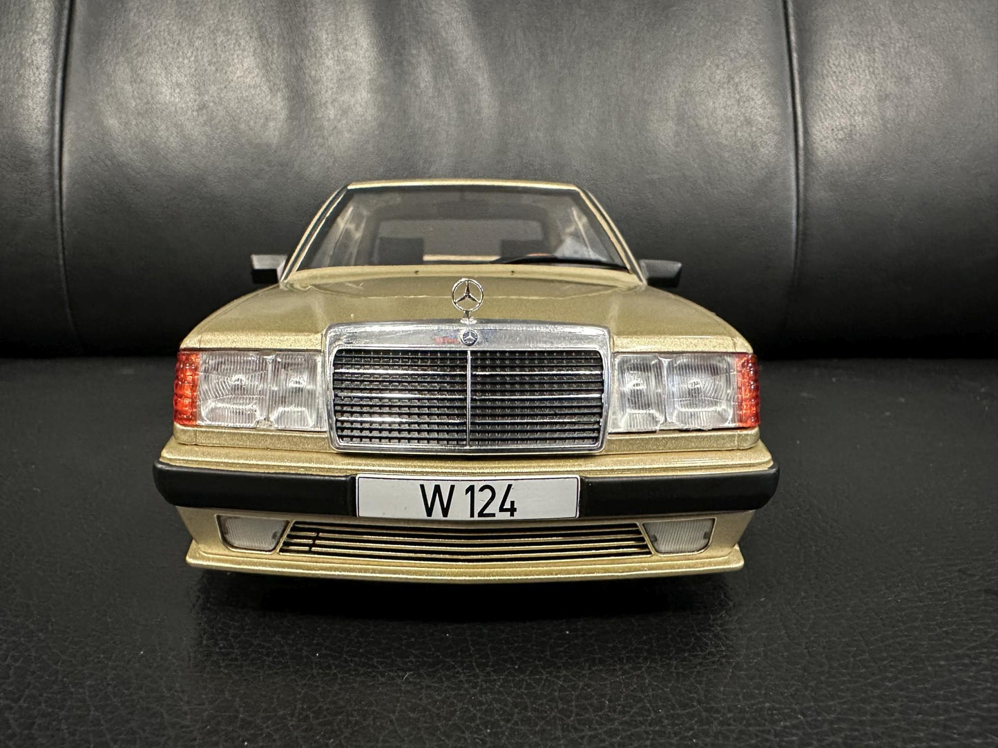 Mercedes Benz E Klasse Tuning 1986 W124 braun 1:18 Modelcar MCG18342 Мерцедес Бенц Е Класа 1986 кафяв