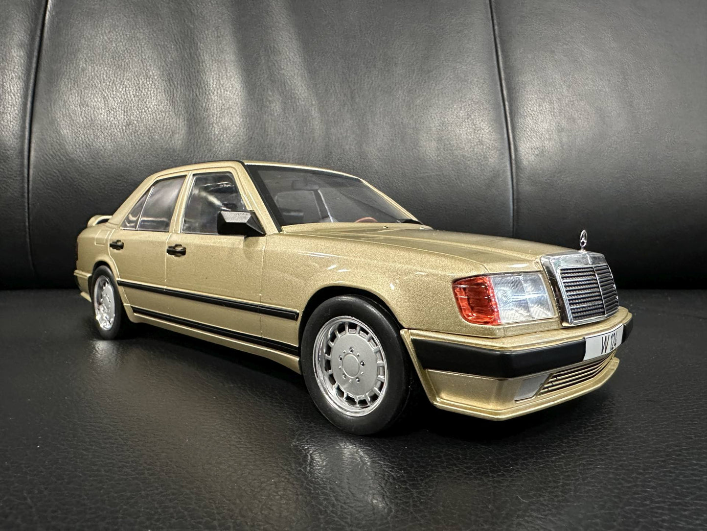 Mercedes Benz E Klasse Tuning 1986 W124 braun 1:18 Modelcar MCG18342 Мерцедес Бенц Е Класа 1986 кафяв