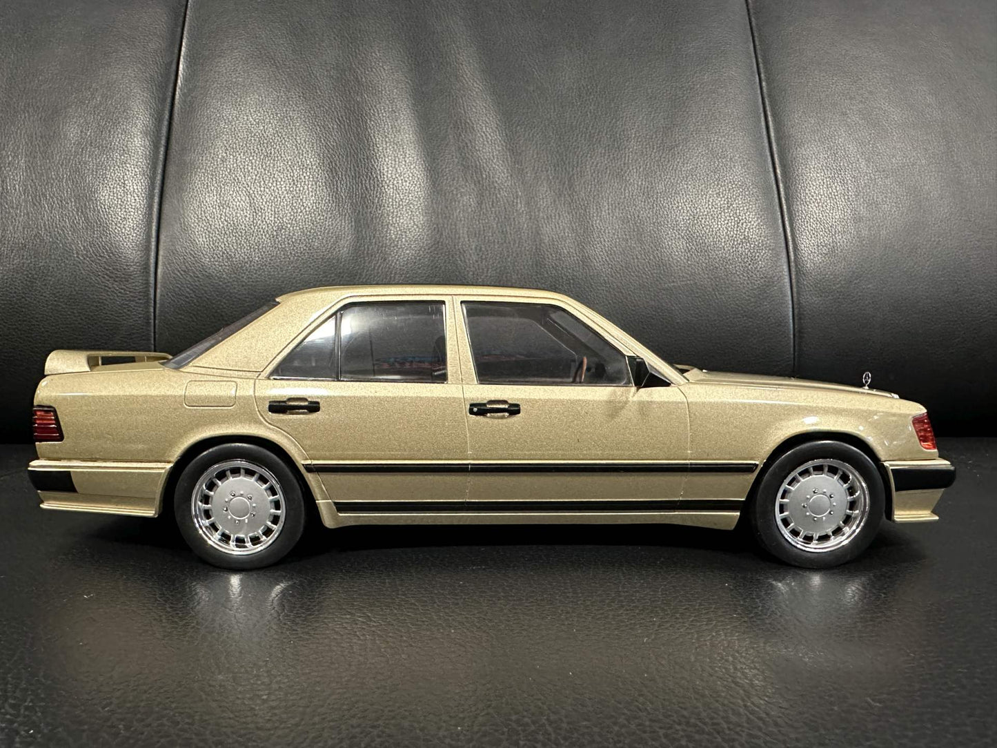 Mercedes Benz E Klasse Tuning 1986 W124 braun 1:18 Modelcar MCG18342 Мерцедес Бенц Е Класа 1986 кафяв