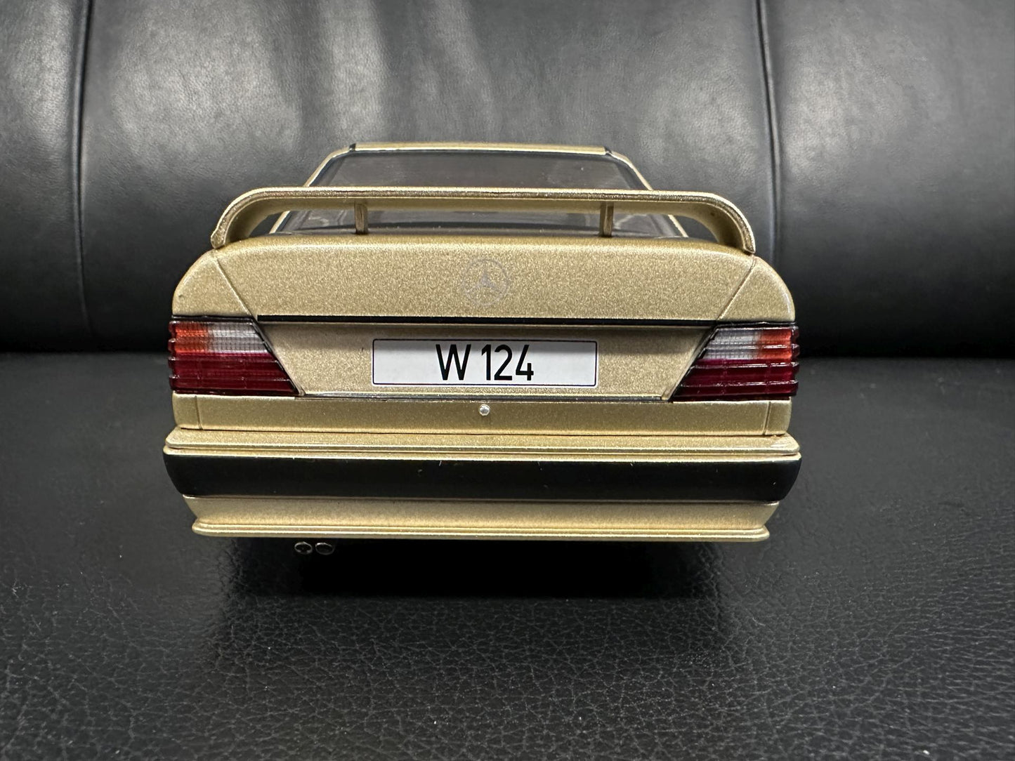 Mercedes Benz E Klasse Tuning 1986 W124 braun 1:18 Modelcar MCG18342 Мерцедес Бенц Е Класа 1986 кафяв