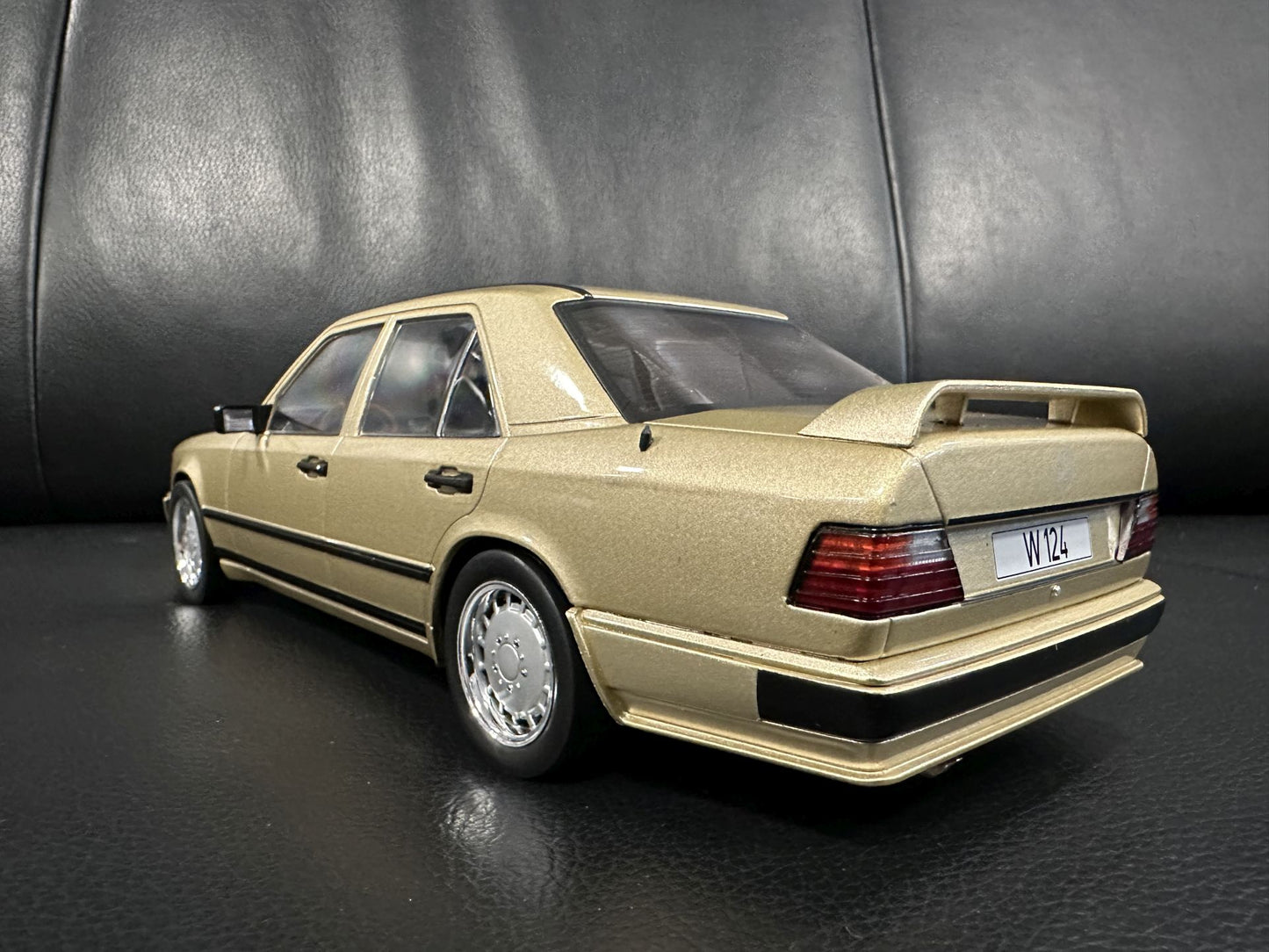 Mercedes Benz E Klasse Tuning 1986 W124 braun 1:18 Modelcar MCG18342 Мерцедес Бенц Е Класа 1986 кафяв