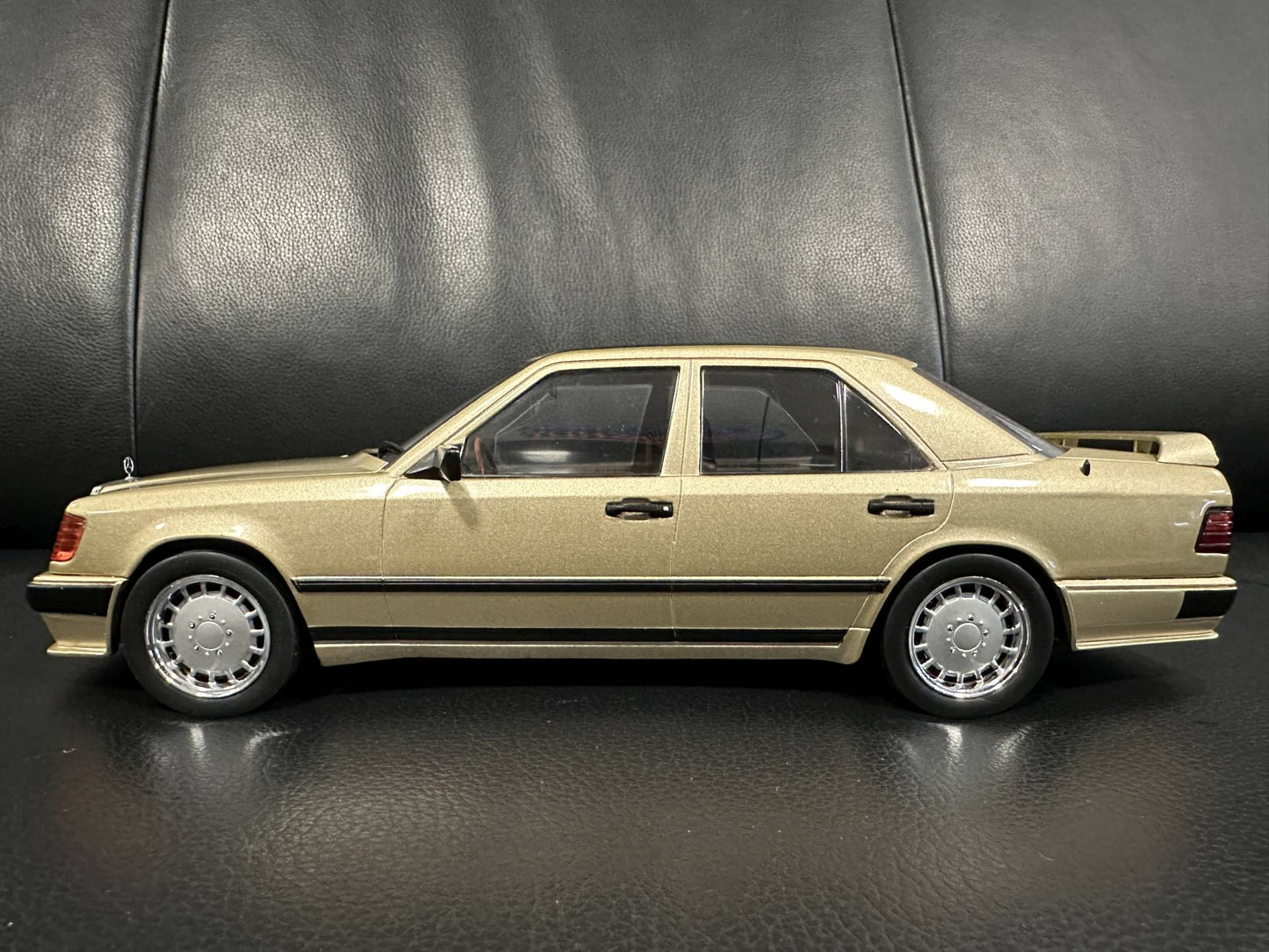 Mercedes Benz E Klasse Tuning 1986 W124 braun 1:18 Modelcar MCG18342 Мерцедес Бенц Е Класа 1986 кафяв