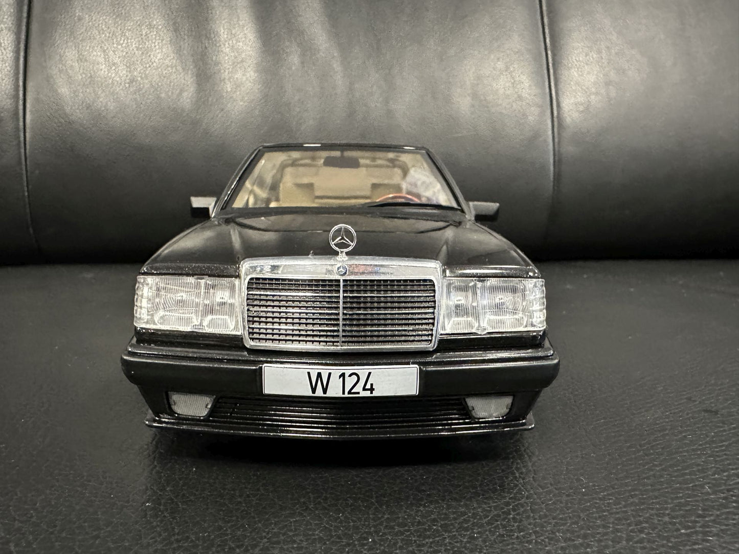 Mercedes Benz E Klasse Tuning 1986 W124 black 1:18 Modelcar MCG18341 Мерцедес Бенц Е Класа 1986 черен