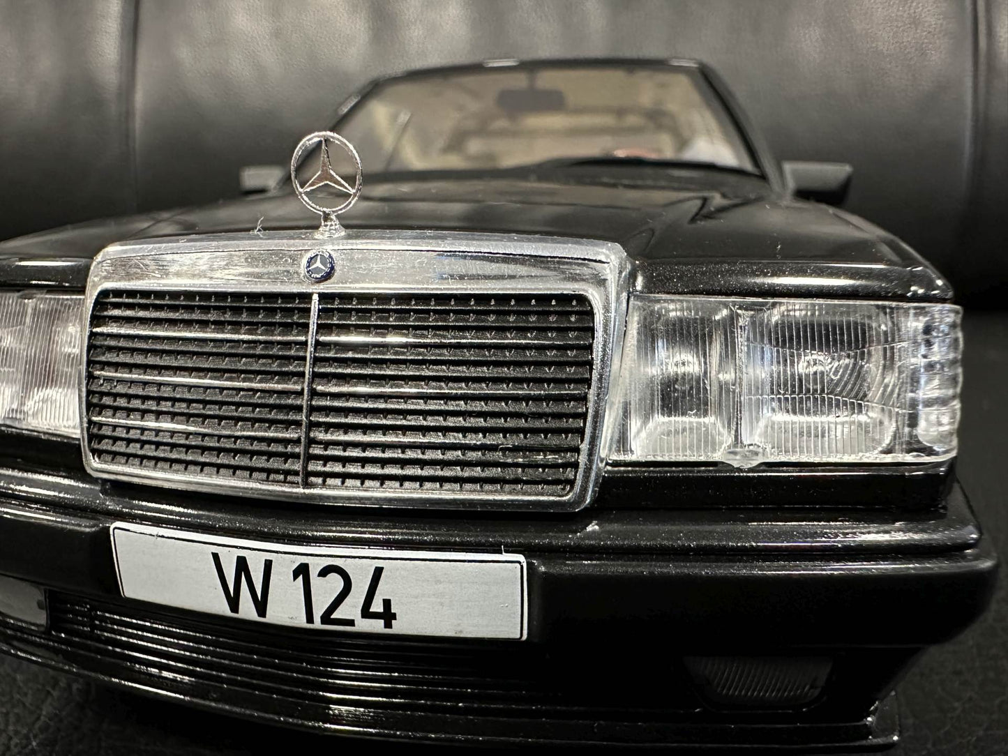 Mercedes Benz E Klasse Tuning 1986 W124 black 1:18 Modelcar MCG18341 Мерцедес Бенц Е Класа 1986 черен