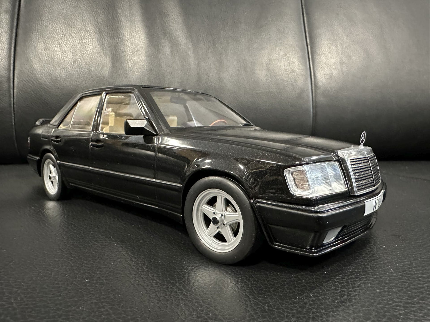 Mercedes Benz E Klasse Tuning 1986 W124 black 1:18 Modelcar MCG18341 Мерцедес Бенц Е Класа 1986 черен