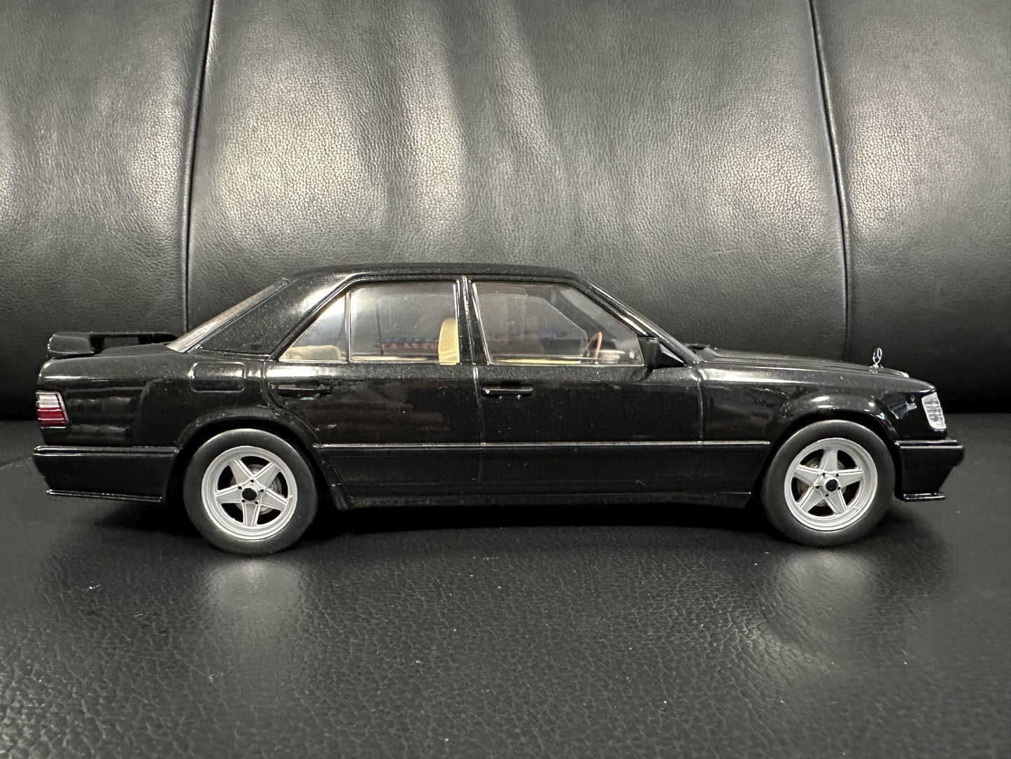 Mercedes Benz E Klasse Tuning 1986 W124 black 1:18 Modelcar MCG18341 Мерцедес Бенц Е Класа 1986 черен