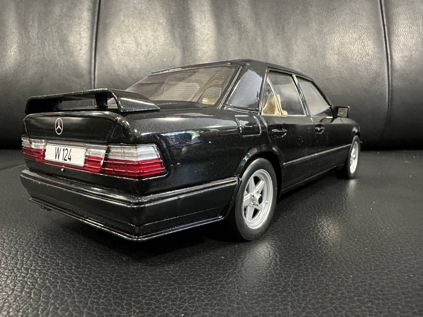 Mercedes Benz E Klasse Tuning 1986 W124 black 1:18 Modelcar MCG18341 Мерцедес Бенц Е Класа 1986 черен