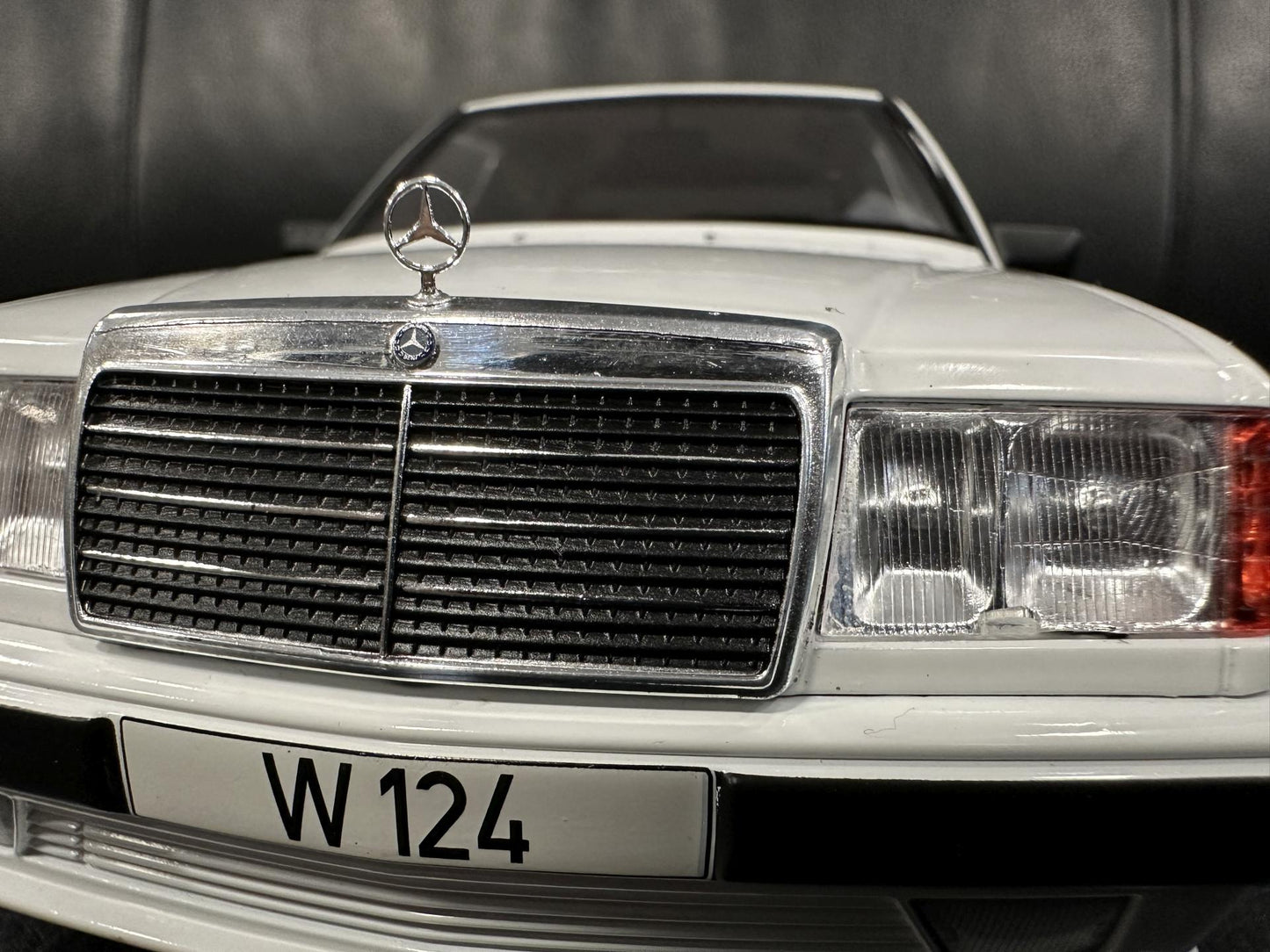 Mercedes Benz E Klasse Tuning 1986 W124 white 1:18 Modelcar MCG18343 Мерцедес Бенц Е Класа 1986 бял