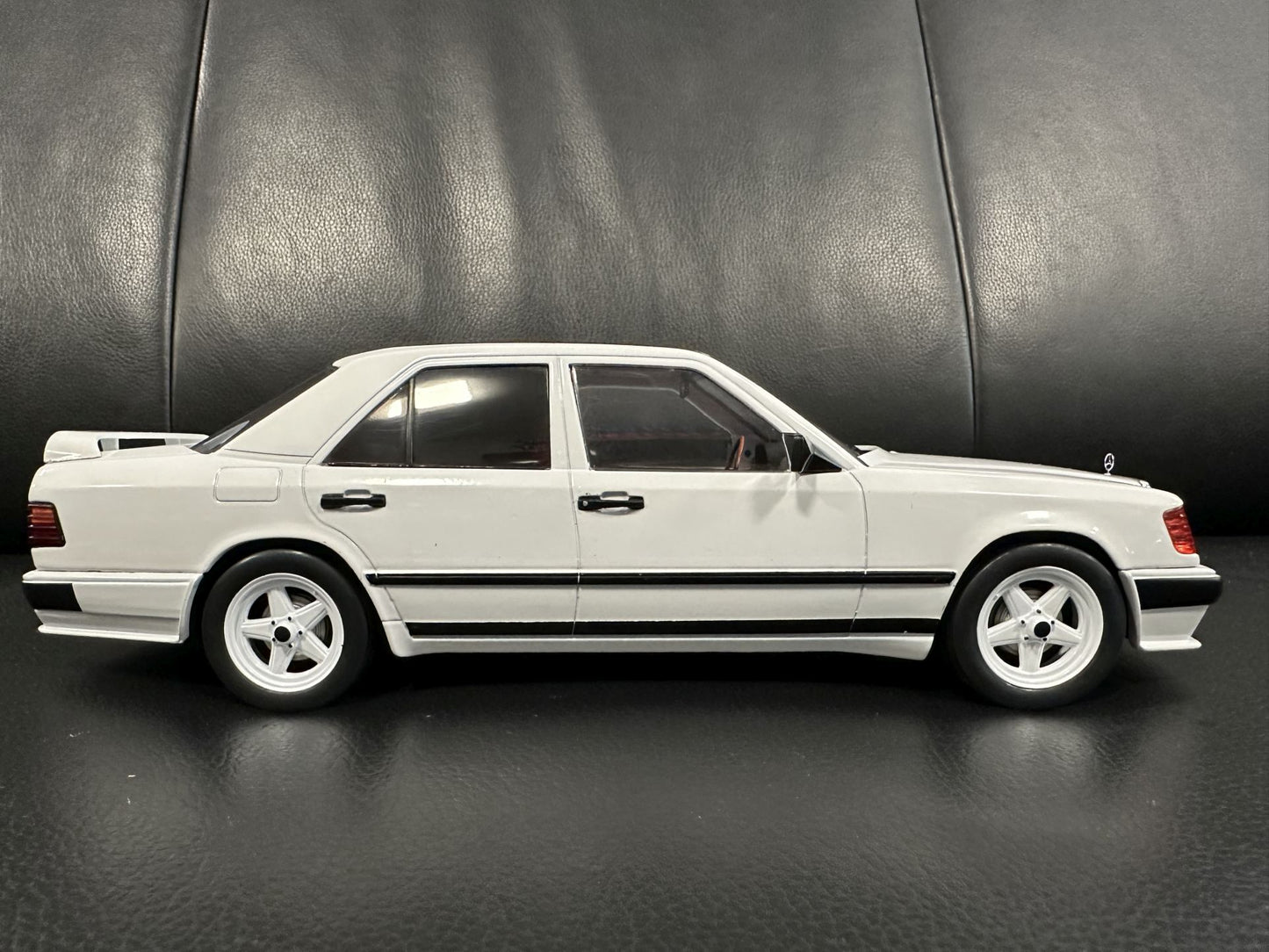 Mercedes Benz E Klasse Tuning 1986 W124 white 1:18 Modelcar MCG18343 Мерцедес Бенц Е Класа 1986 бял
