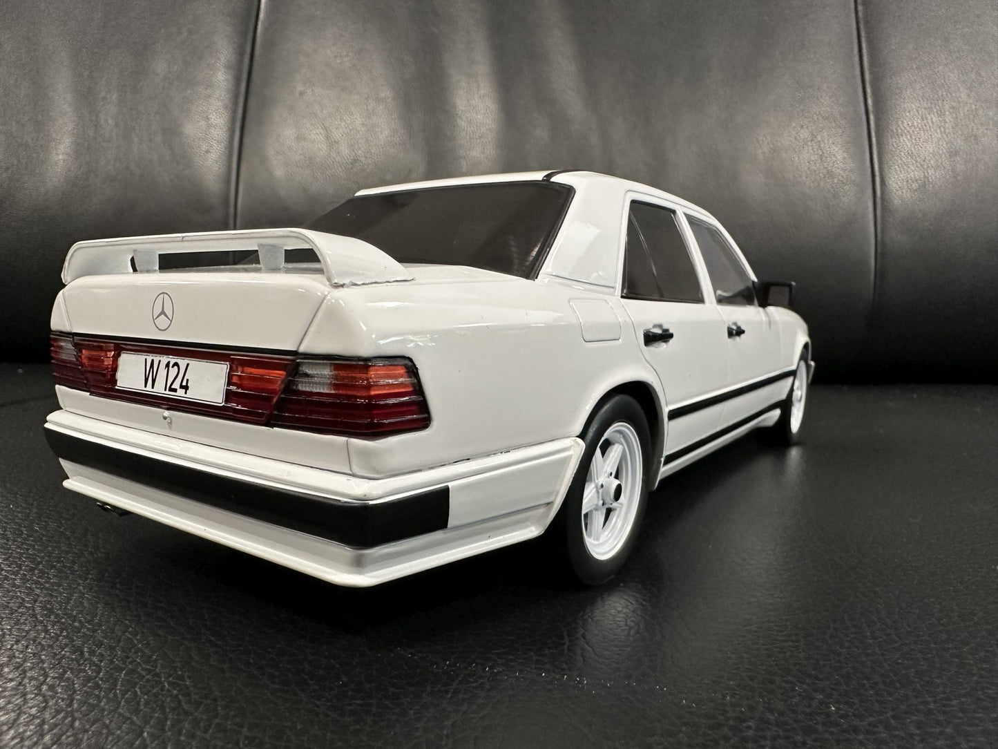 Mercedes Benz E Klasse Tuning 1986 W124 white 1:18 Modelcar MCG18343 Мерцедес Бенц Е Класа 1986 бял