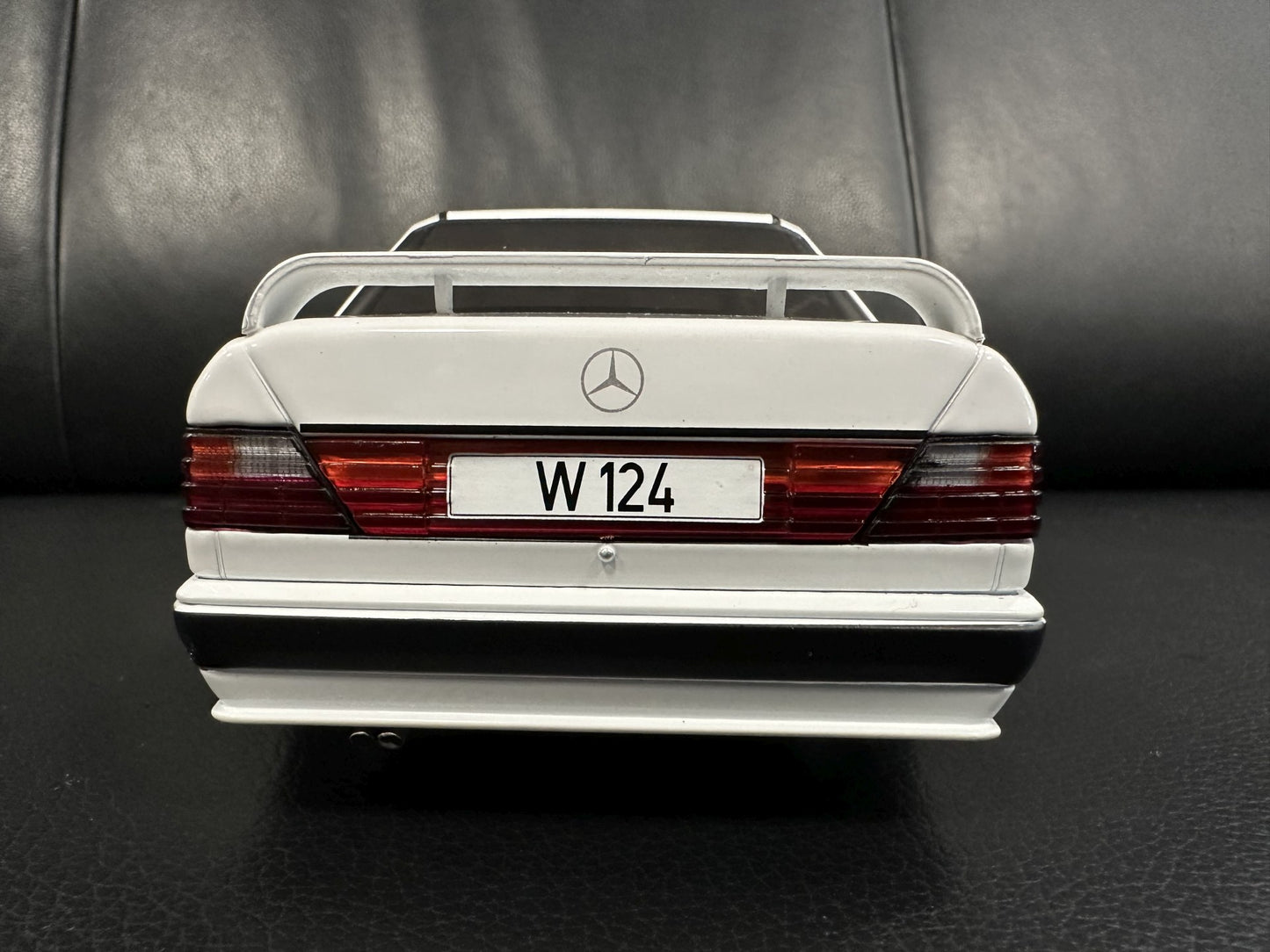 Mercedes Benz E Klasse Tuning 1986 W124 white 1:18 Modelcar MCG18343 Мерцедес Бенц Е Класа 1986 бял