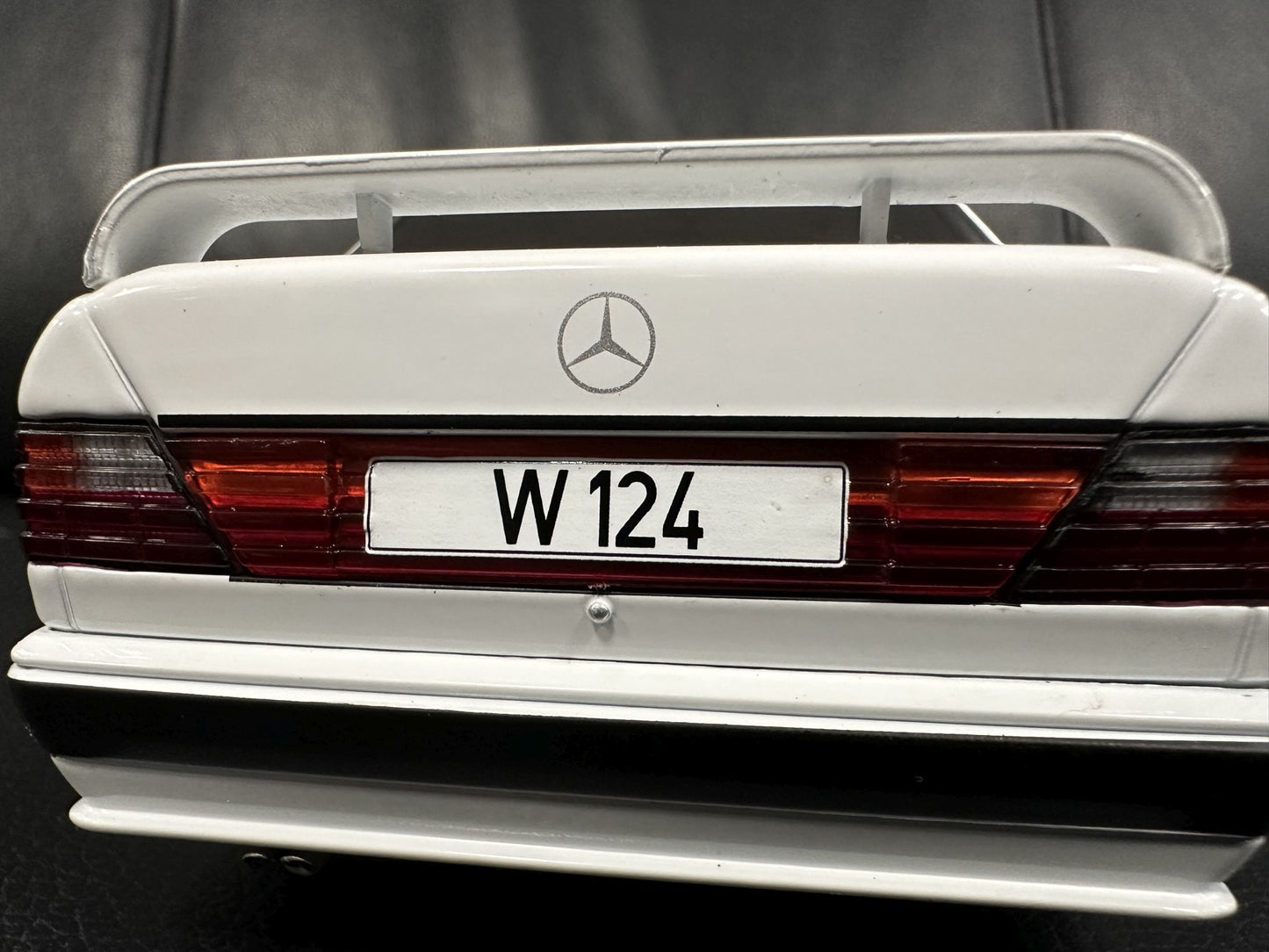 Mercedes Benz E Klasse Tuning 1986 W124 white 1:18 Modelcar MCG18343 Мерцедес Бенц Е Класа 1986 бял