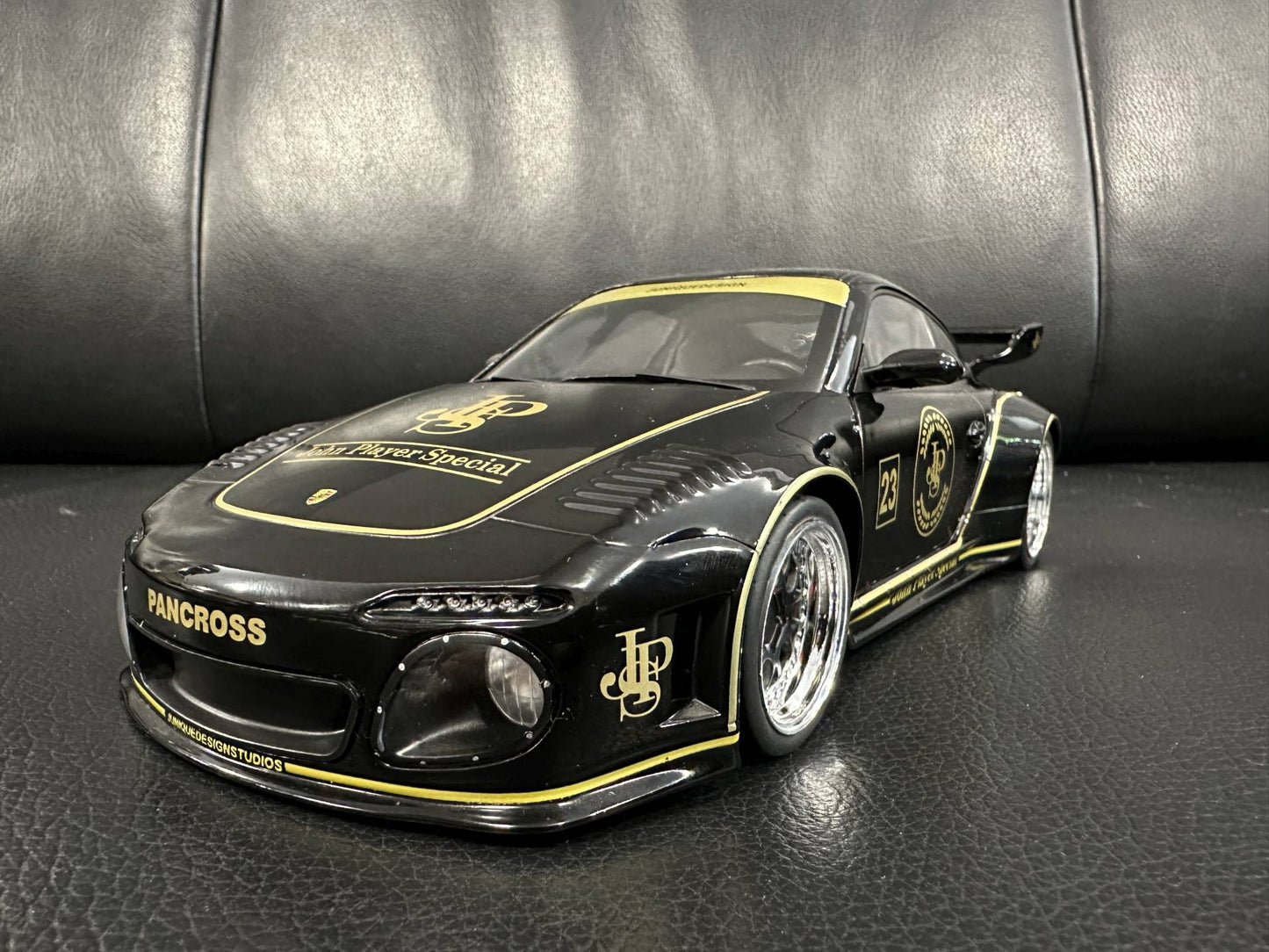 Porsche 997 John Player Special black 2020 1:18 Modelcar MCG18326 Порше 997 черен