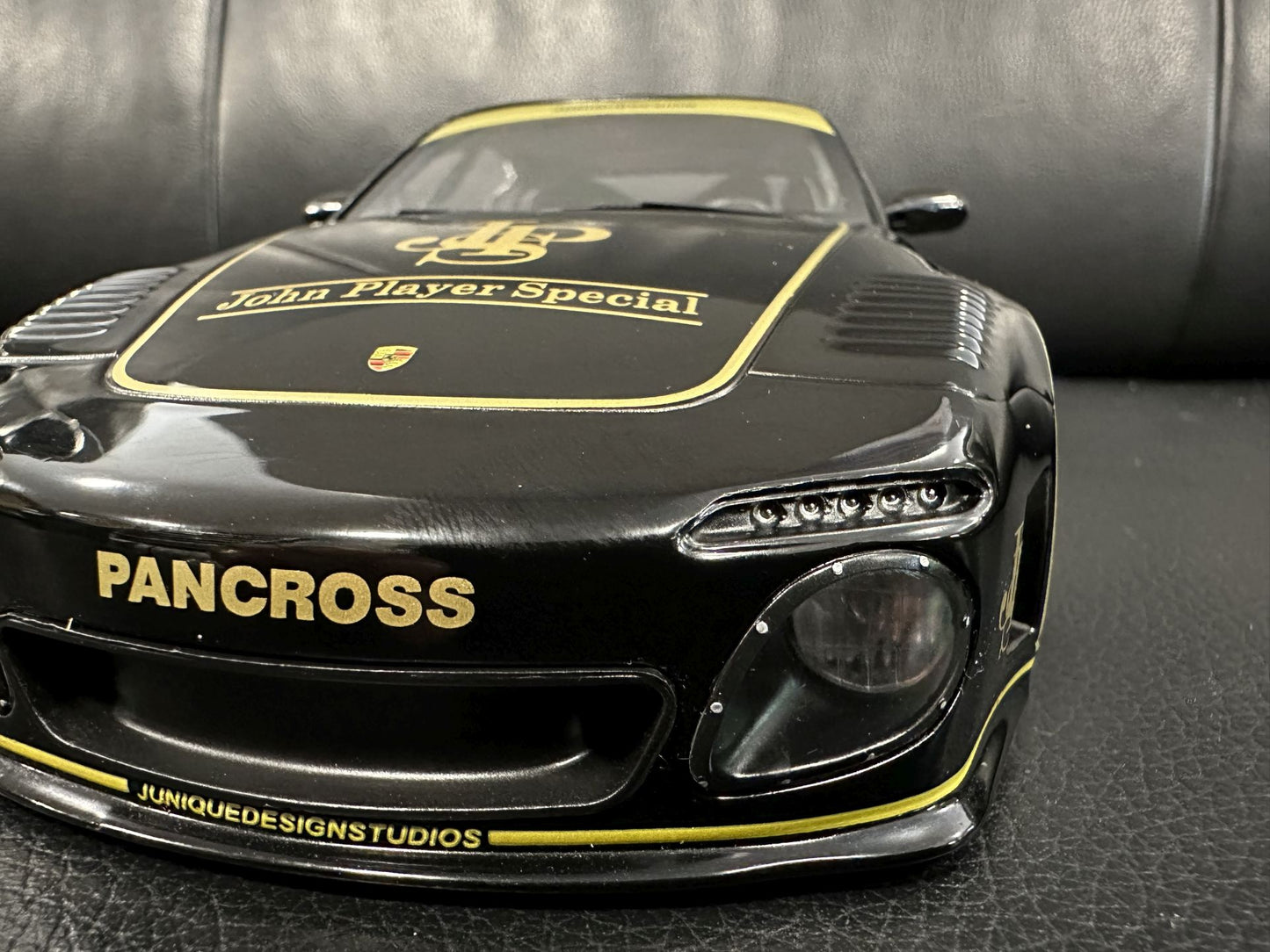 Porsche 997 John Player Special black 2020 1:18 Modelcar MCG18326 Порше 997 черен