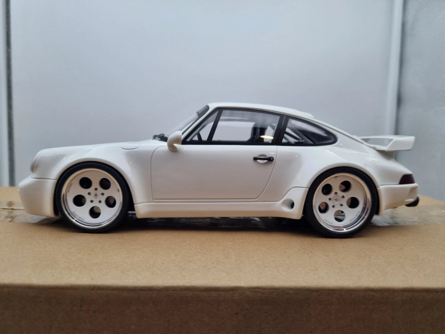Porsche 911 Strosek white Limitiert 1:18 GT Spirit GT525 Порше 911 бял Лимитирана