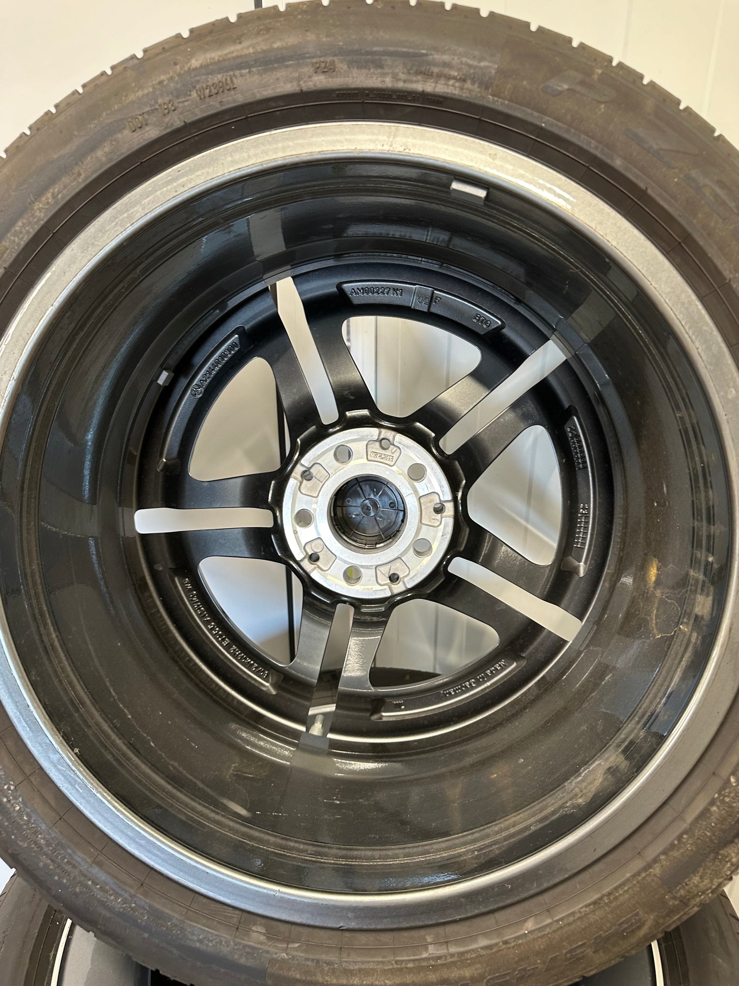Оригинал като Нови Mercedes E Klasse W214 19 Zoll AMG Мерцедес E класа W214 19 цола AMG летен комплект летни гуми