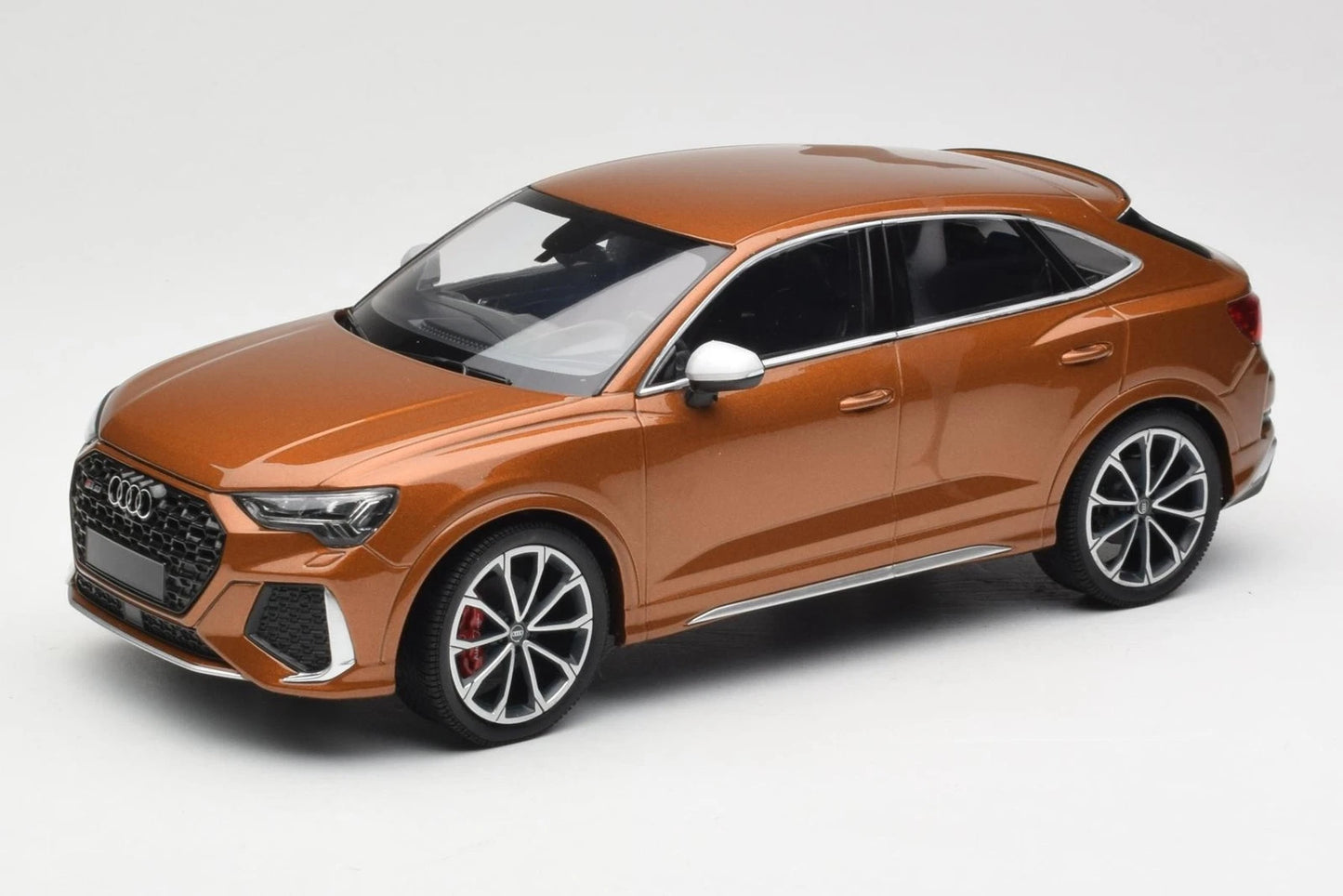 Audi RSQ3 2019 gold Limited 1:18 Minichamps 155018104 Ауди РСКУ3 златен Лимитирана