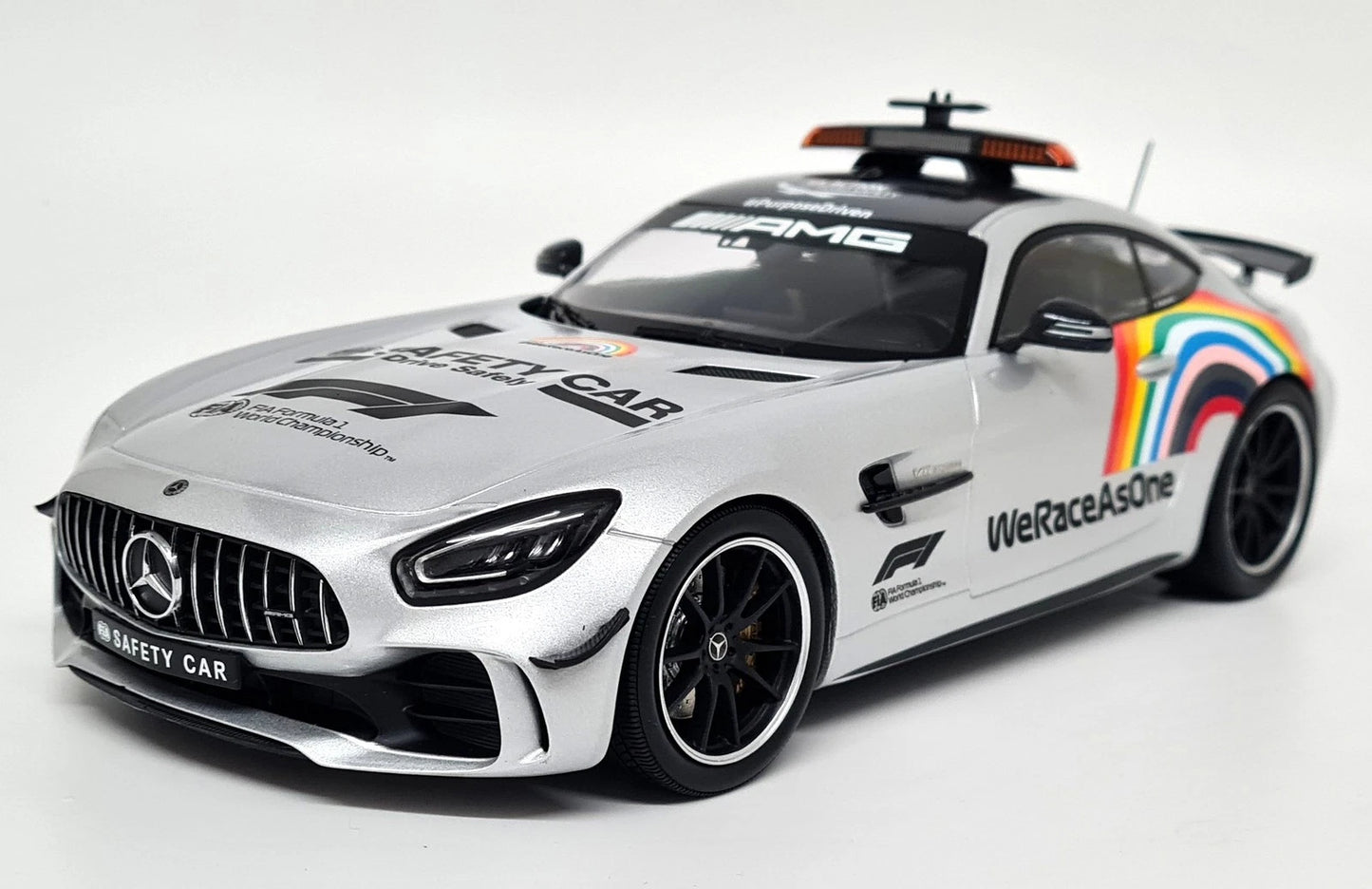 Mercedes Benz AMG GT-R Safety Car Formula 1  1:18 Minichamps 155036092 Мерцедес Бенц АМГ ГТ Формула 1 сив